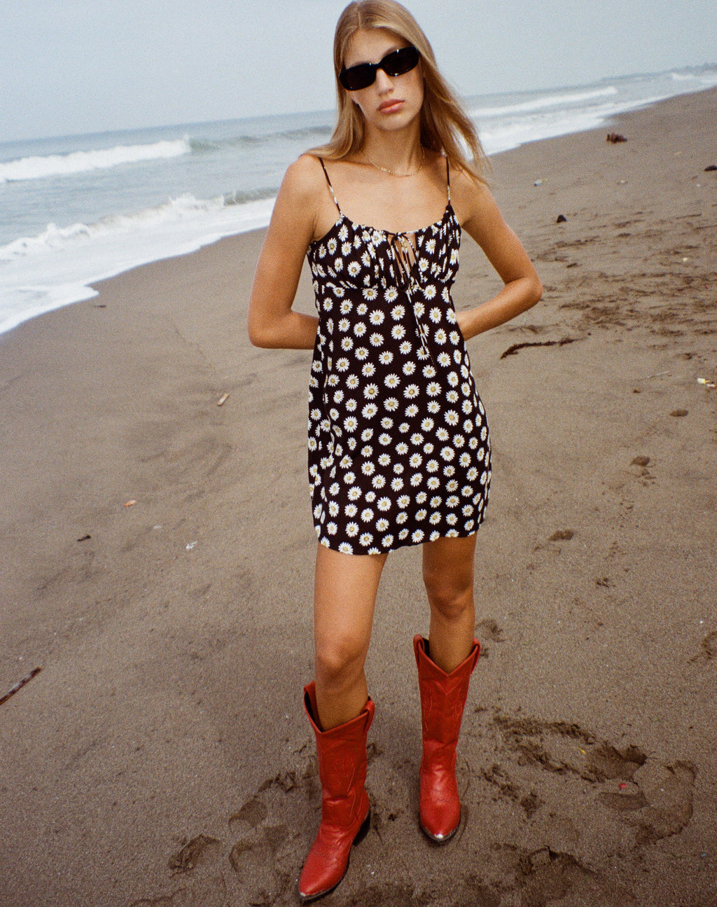 Mala Mini Dress in Grunge Daisy Zwart