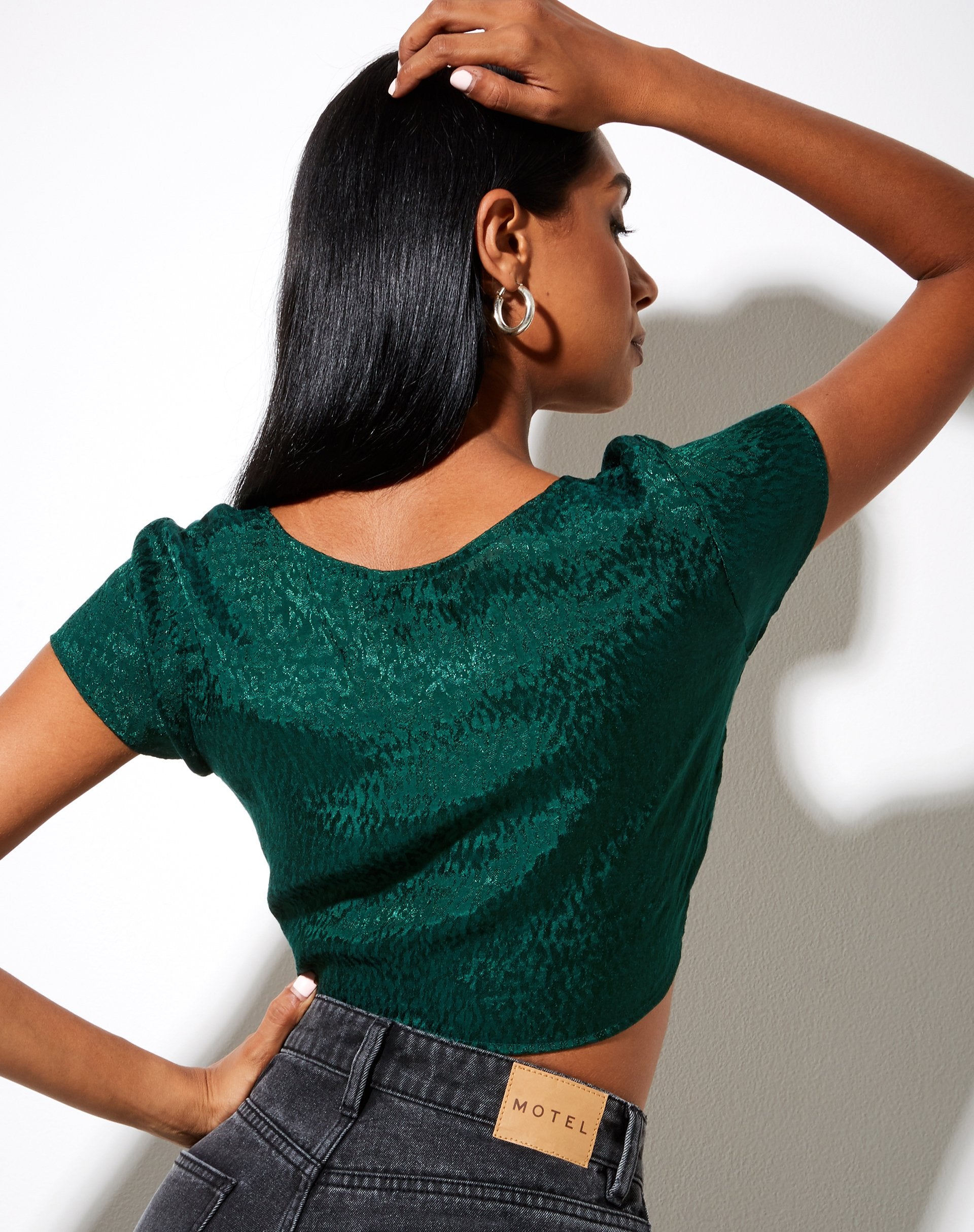 Afbeelding van Raeto Crop Top in Satijn Cheetah Bosgroen