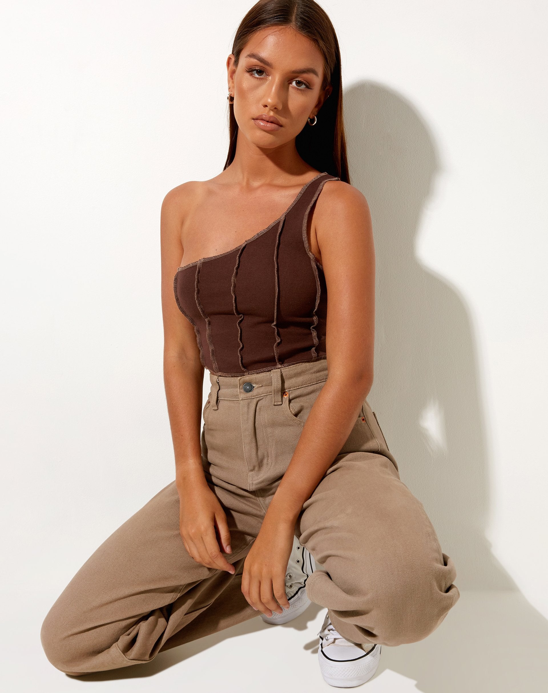 Afbeelding van Rara Crop Top in Rib Diep Mahonie met Bruin Stiksel