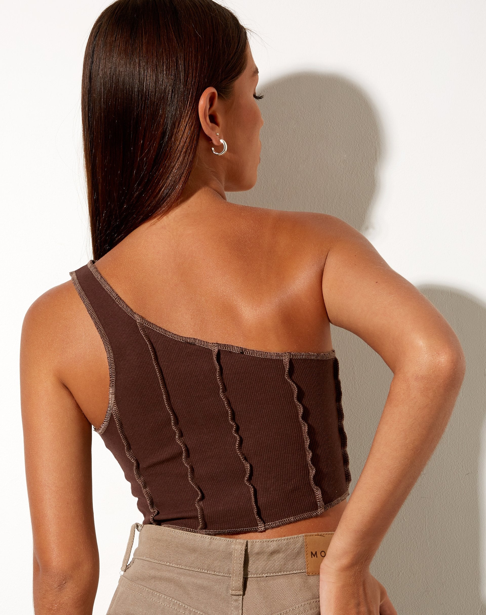 Afbeelding van Rara Crop Top in Rib Diep Mahonie met Bruin Stiksel