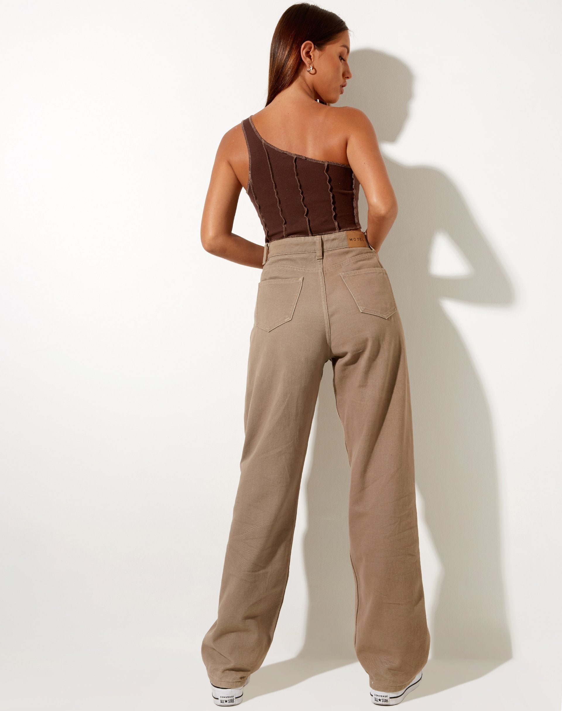 Afbeelding van Rara Crop Top in Rib Diep Mahonie met Bruin Stiksel