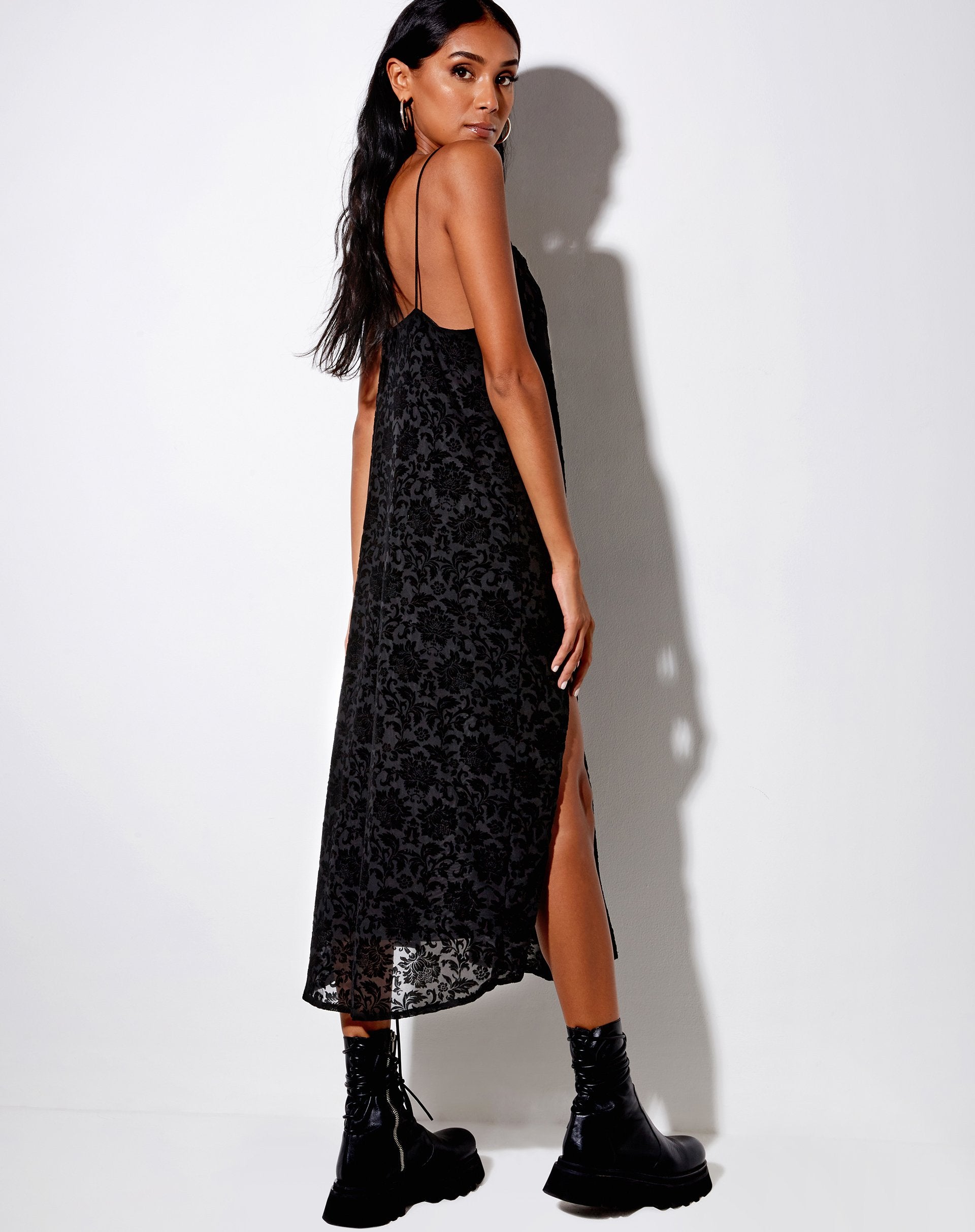 Afbeelding van Rarita Midi Dress in Brocade Rose Flock Zwart