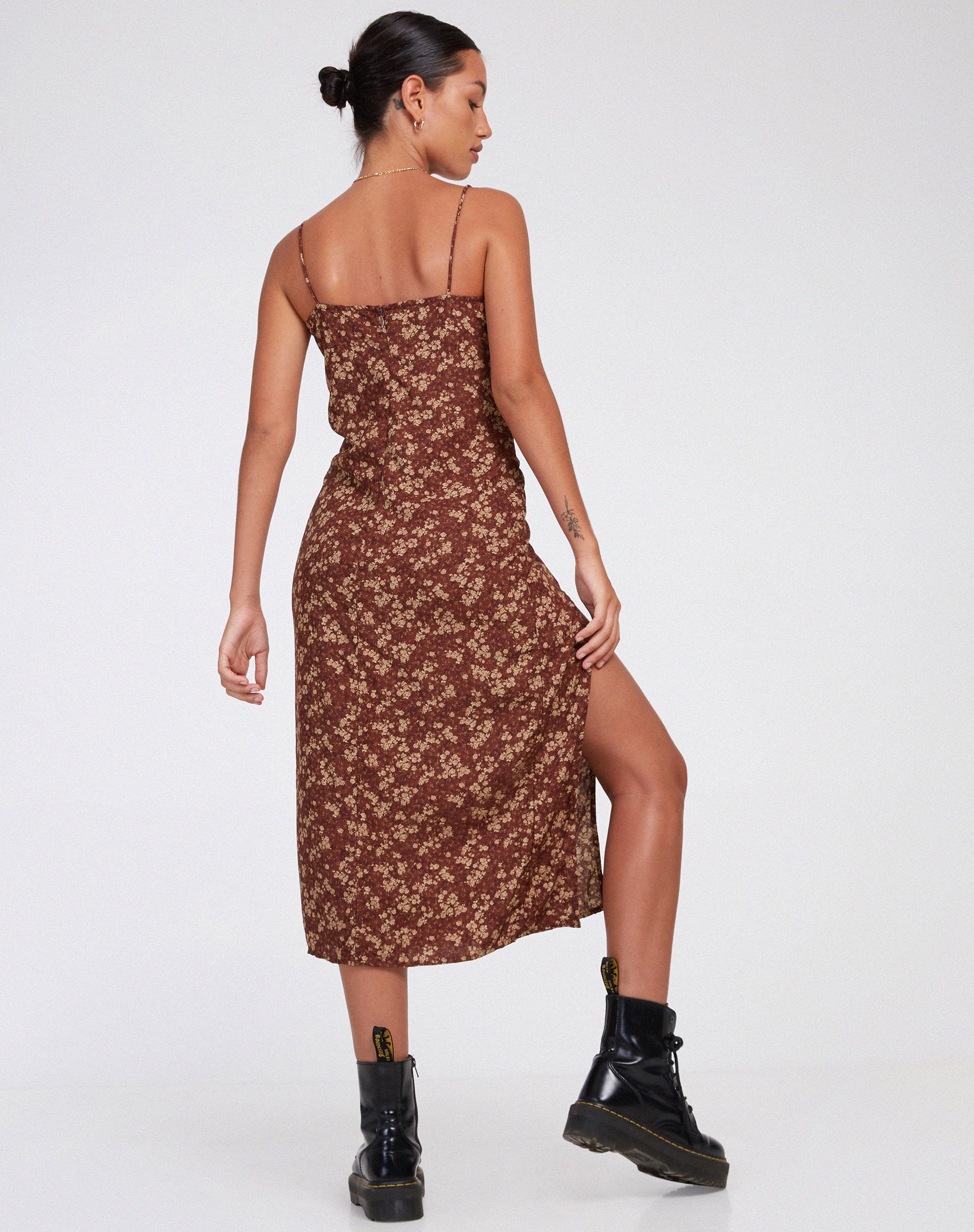BEELD VAN Cypress Maxi Dress in Aards Bloemig Bruin