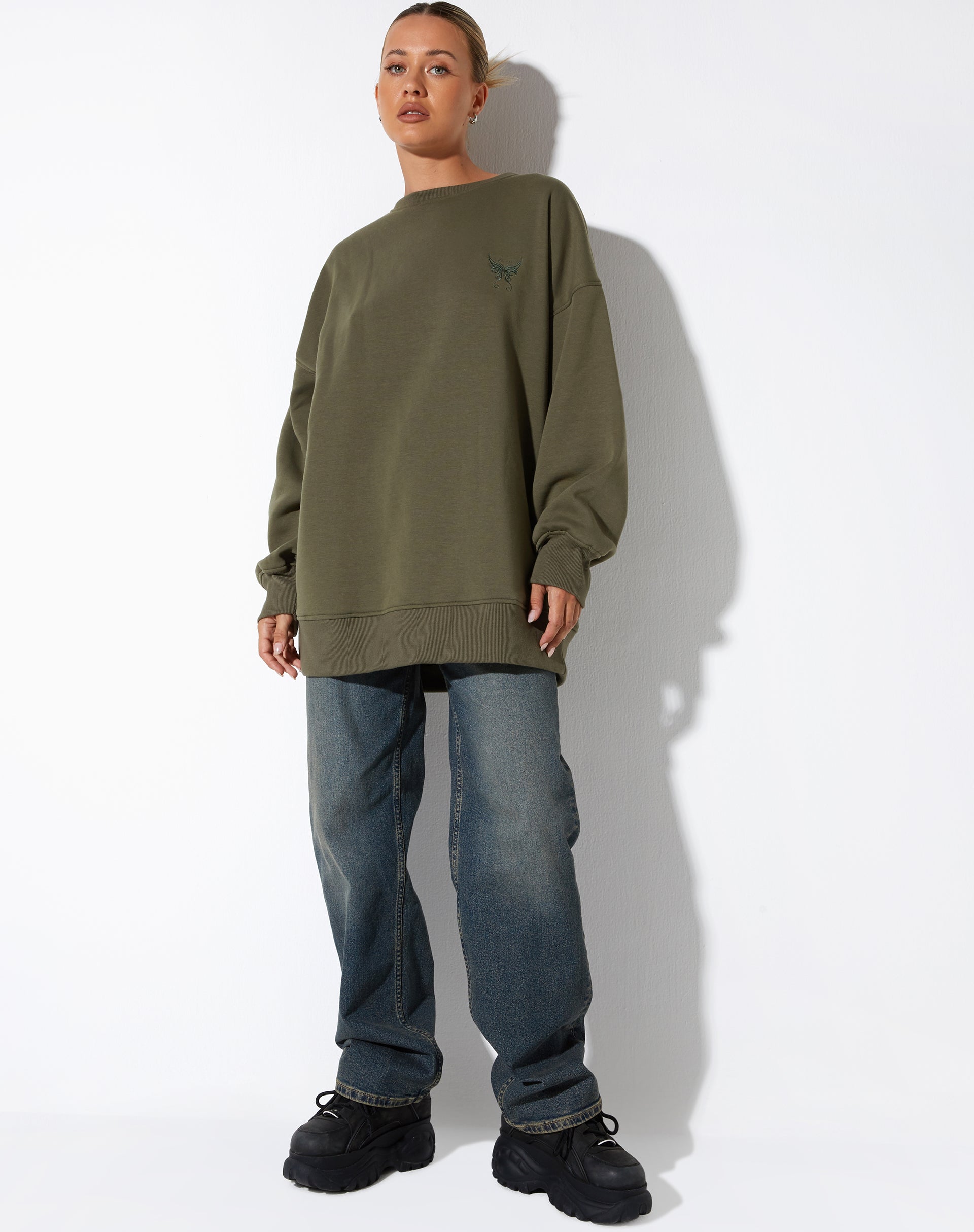 Afbeelding van Lei sweater met druivenblad en vlinder borduursel