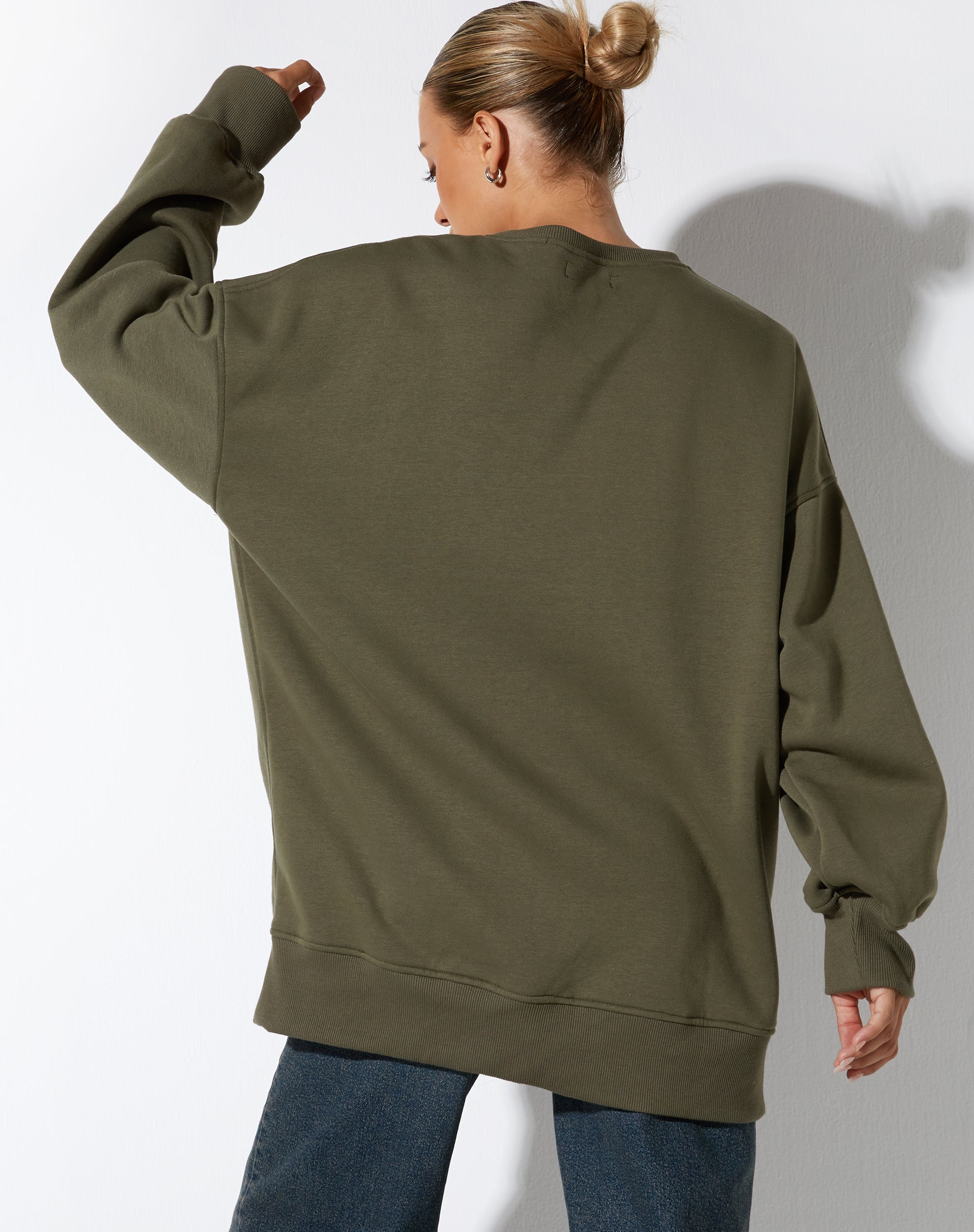 Afbeelding van Lei sweater met druivenblad en vlinder borduursel