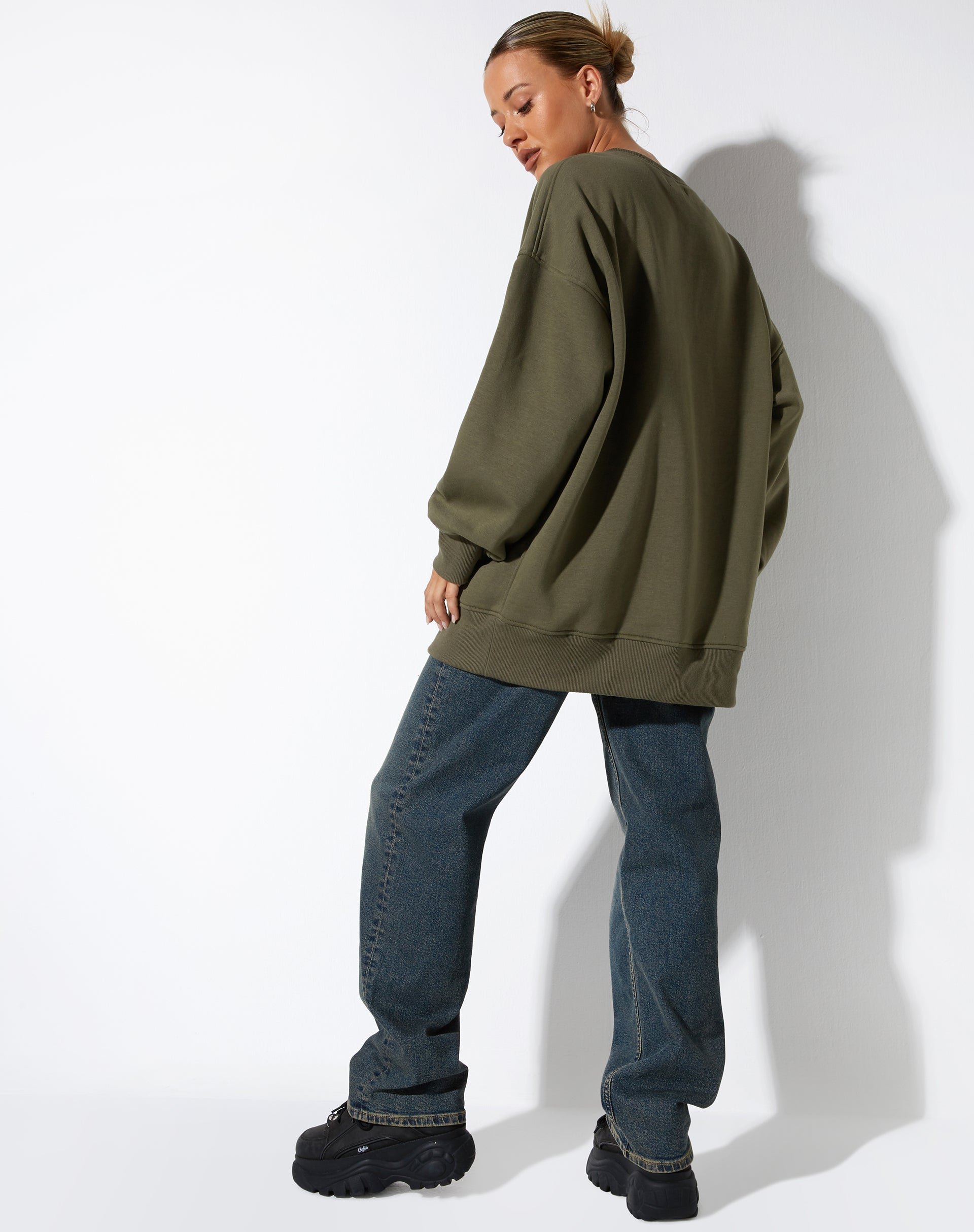 Afbeelding van Lei sweater met druivenblad en vlinder borduursel
