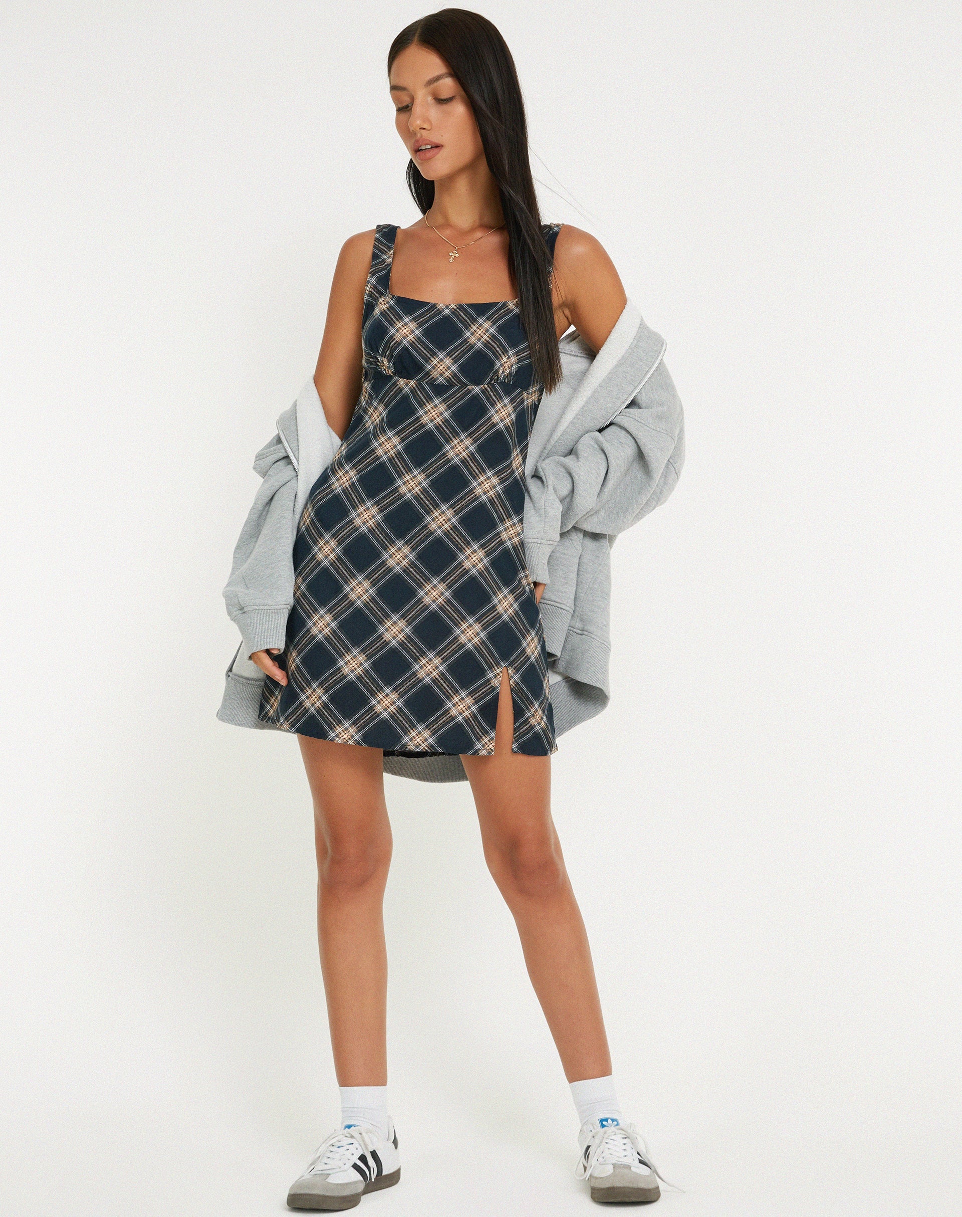 BEELD VAN Mehra Slip Dress in 20's Check Zwart en Grijs