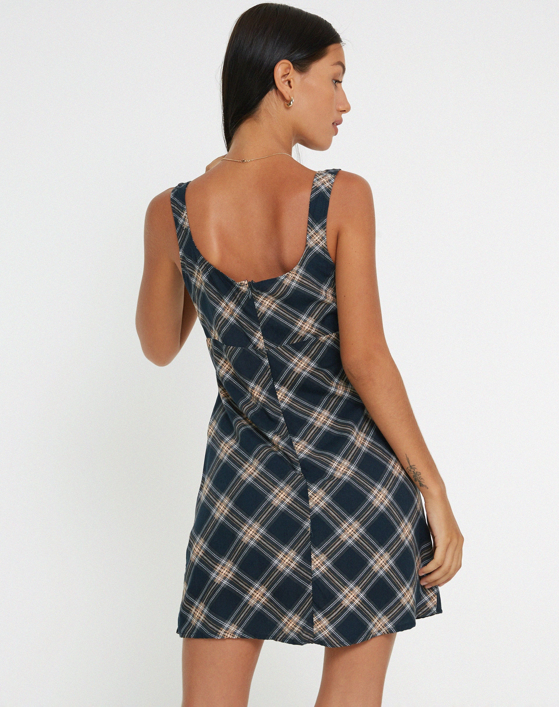 BEELD VAN Mehra Slip Dress in 20's Check Zwart en Grijs