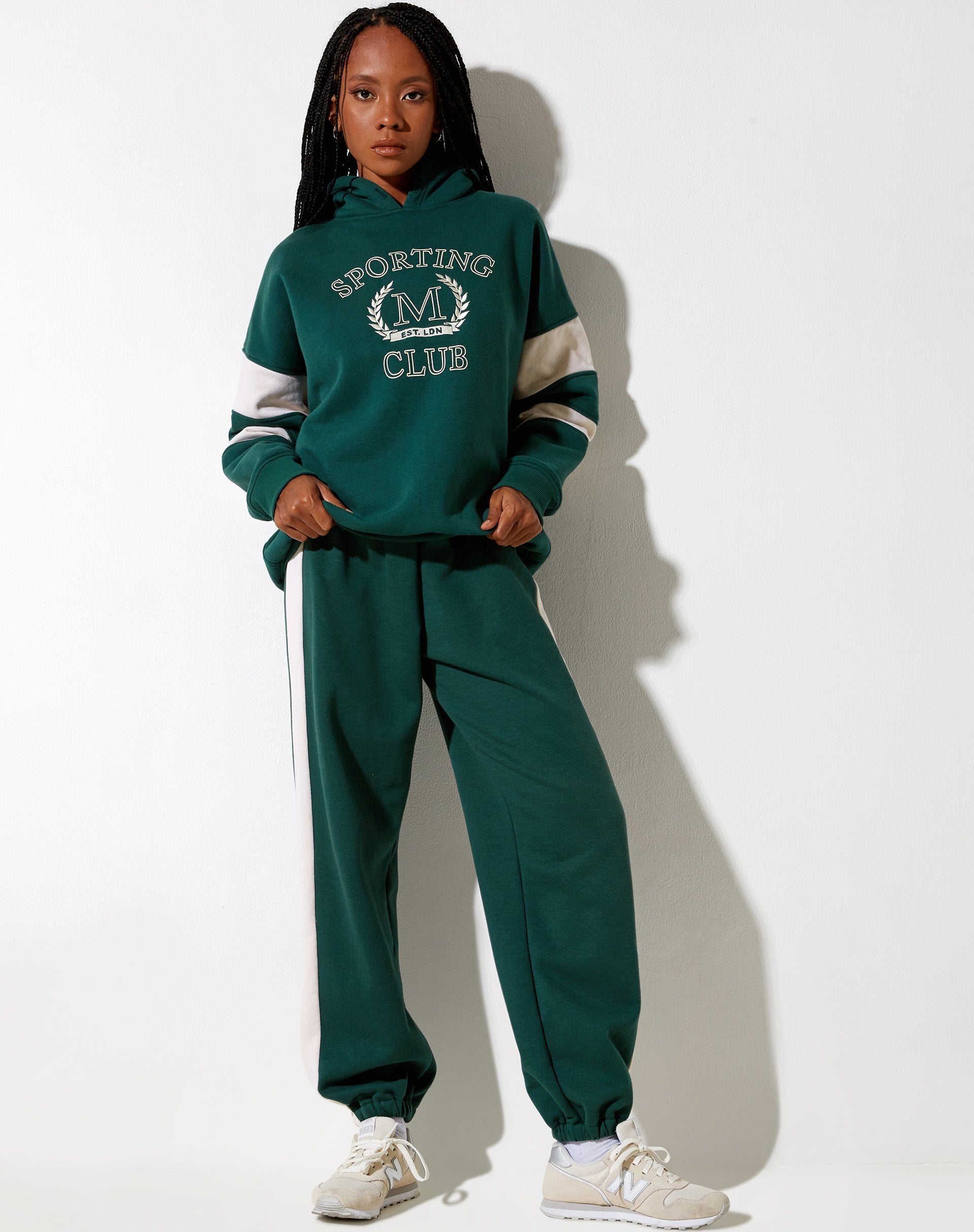 Afbeelding van Mora Hoodie in Bosgroen en Winterwit Sporting Club Mix Embro