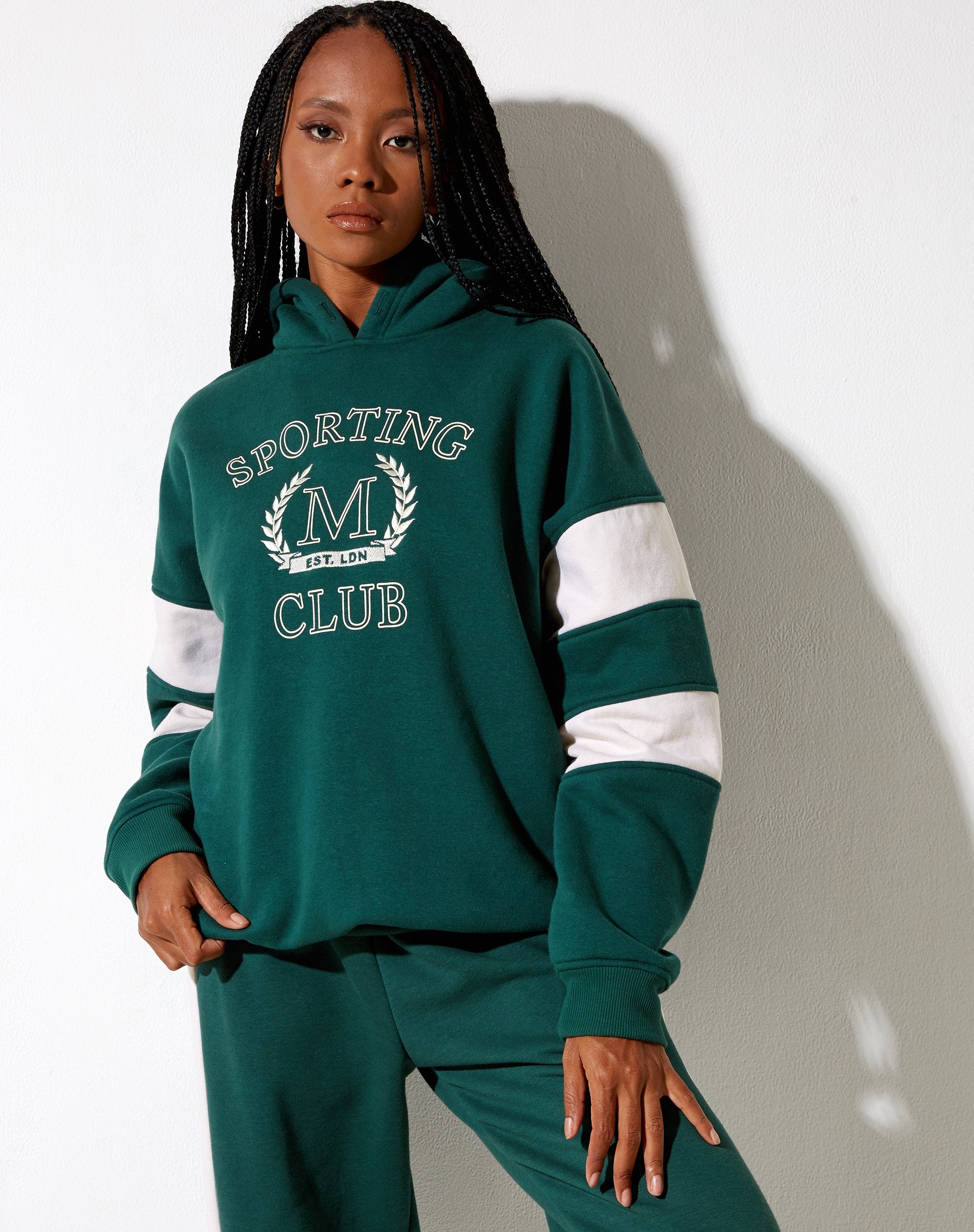 Afbeelding van Mora Hoodie in Bosgroen en Winterwit Sporting Club Mix Embro