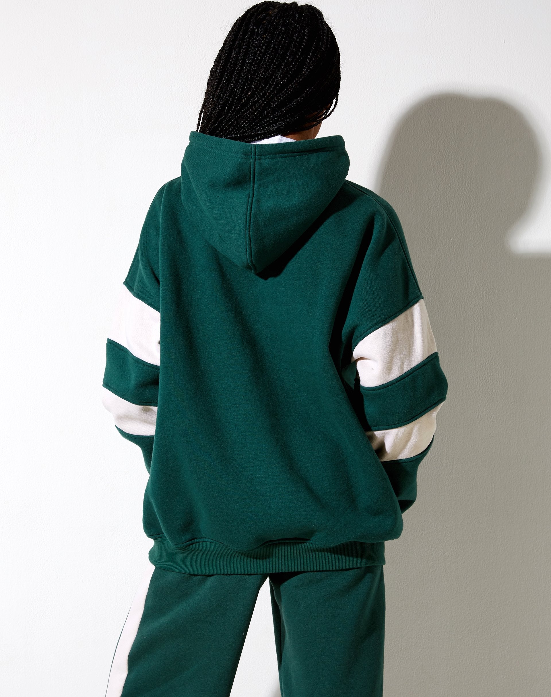 Afbeelding van Mora Hoodie in Bosgroen en Winterwit Sporting Club Mix Embro
