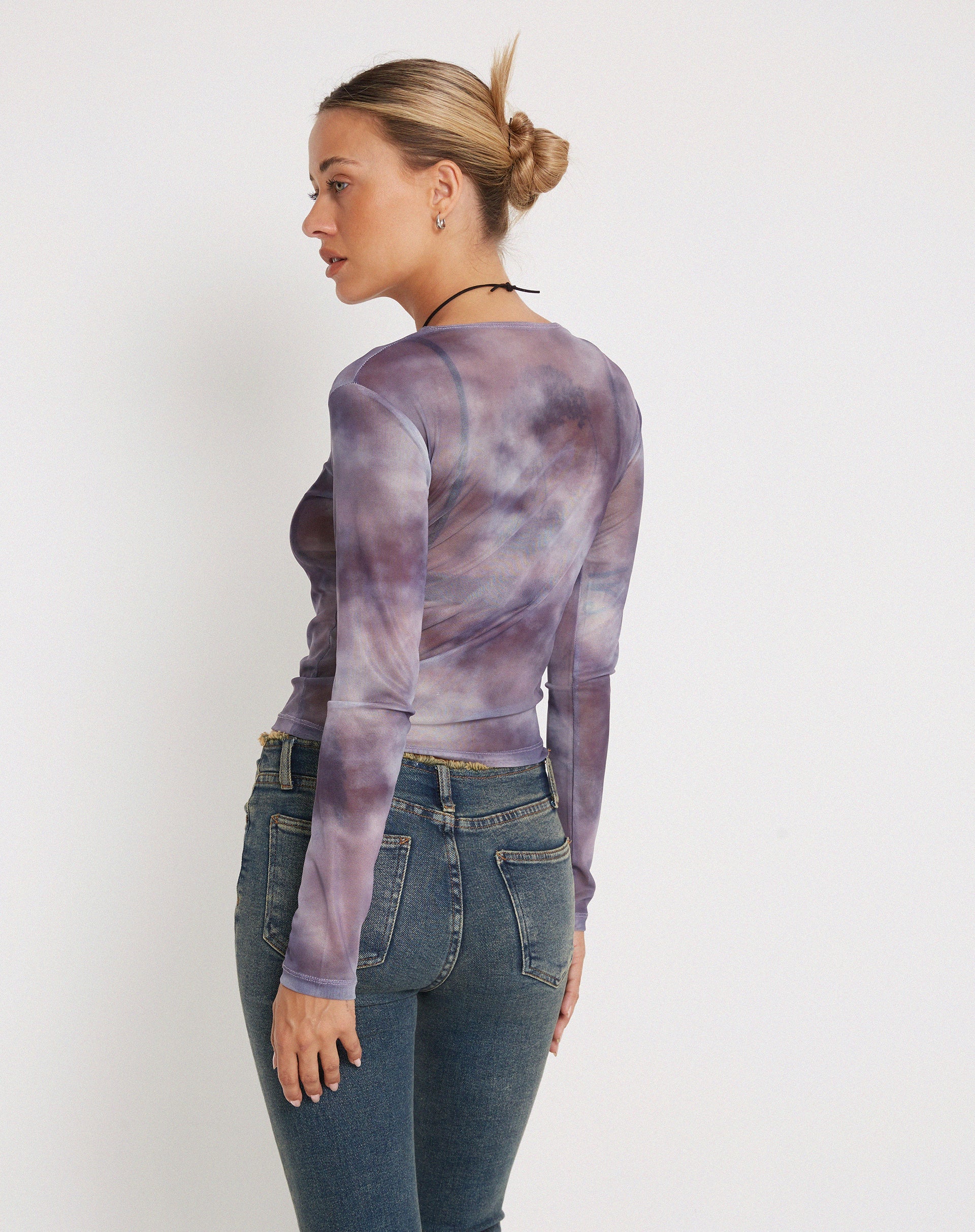 beeld van Narita Long Sleeve Mesh Crop Top in Smokey Gradients Purple