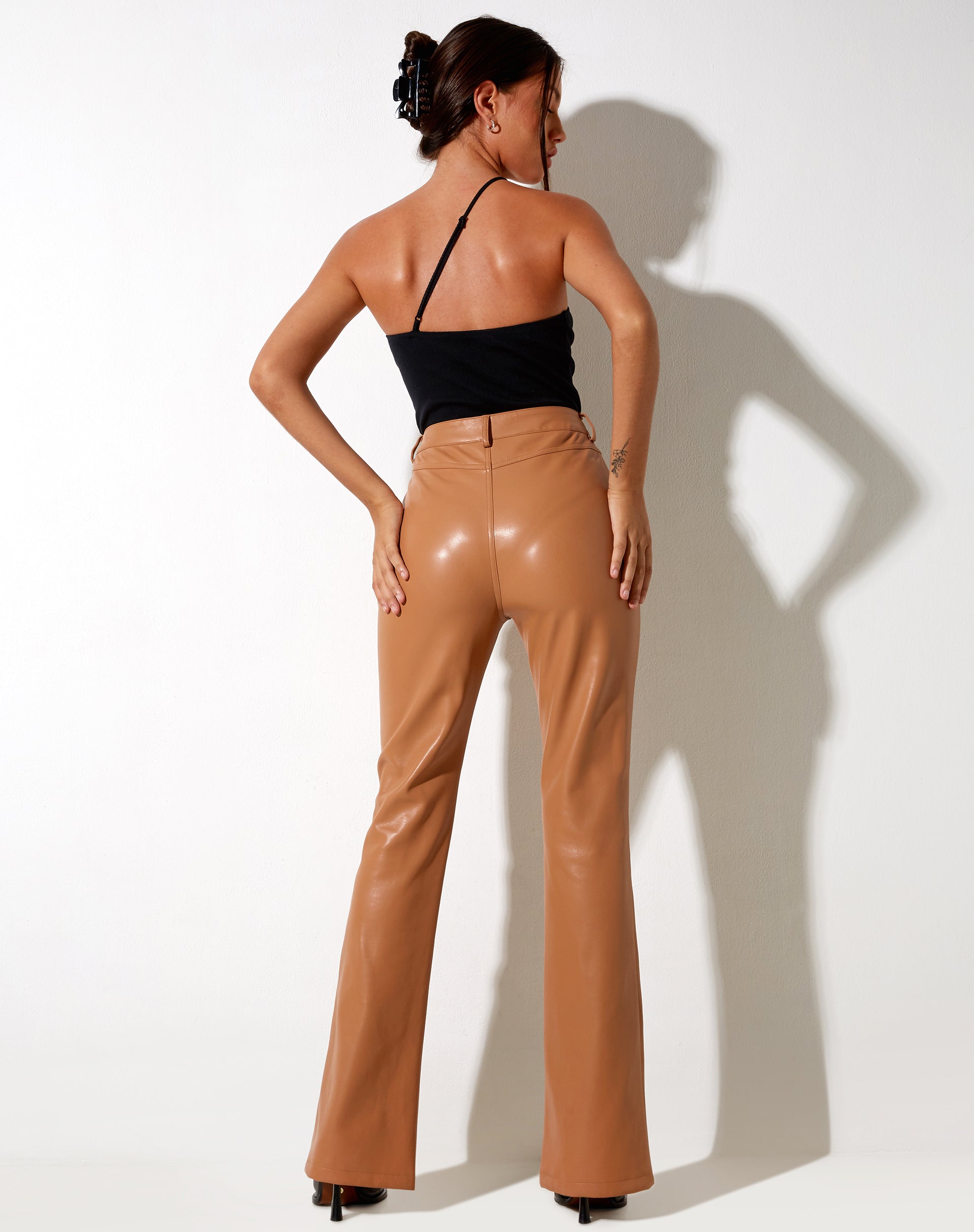 Afbeelding van Zoven Flare broek in PU Peachy Tan