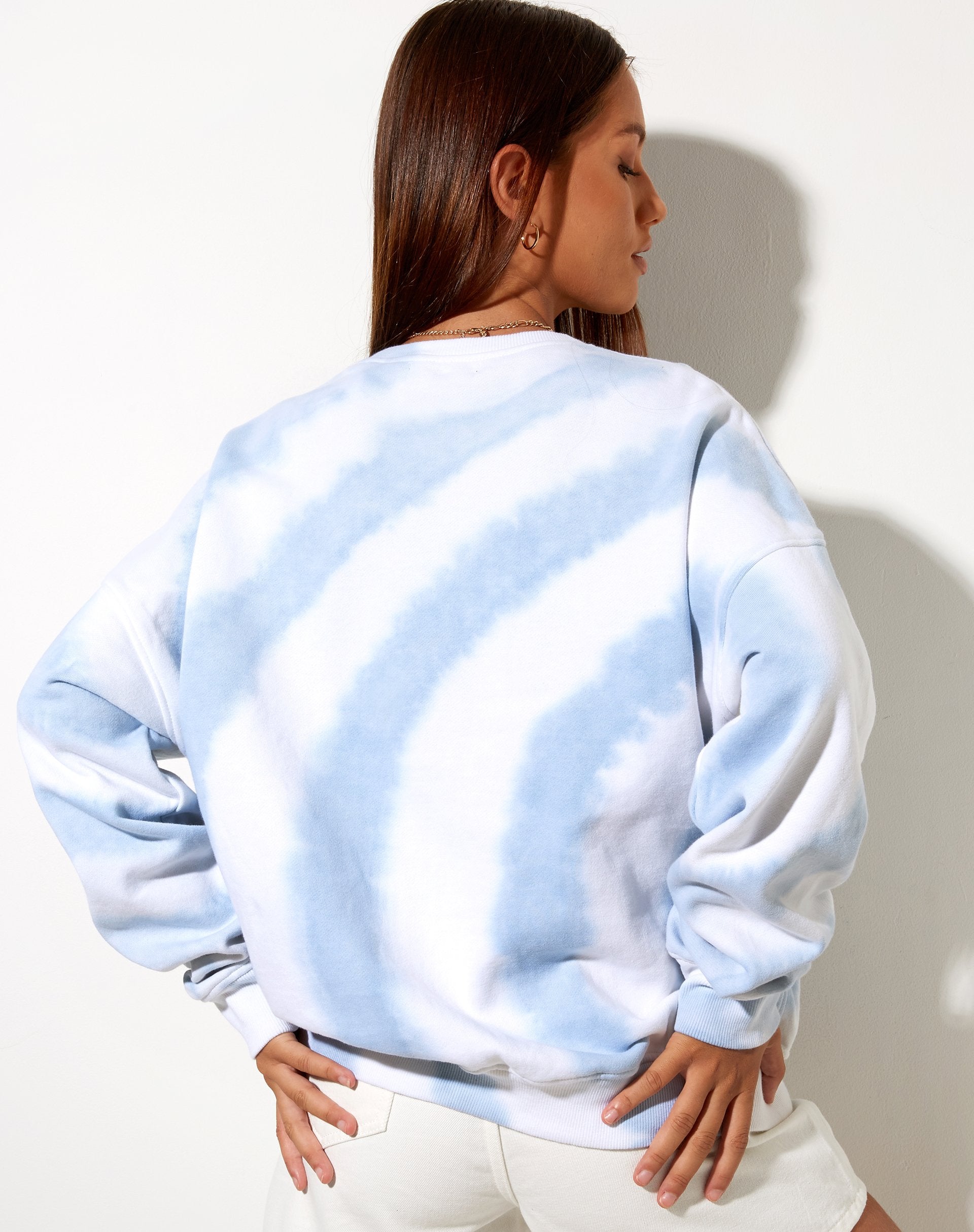 Afbeelding van Ted Sweatshirt in Blauw en Wit Swirl Tie Dye