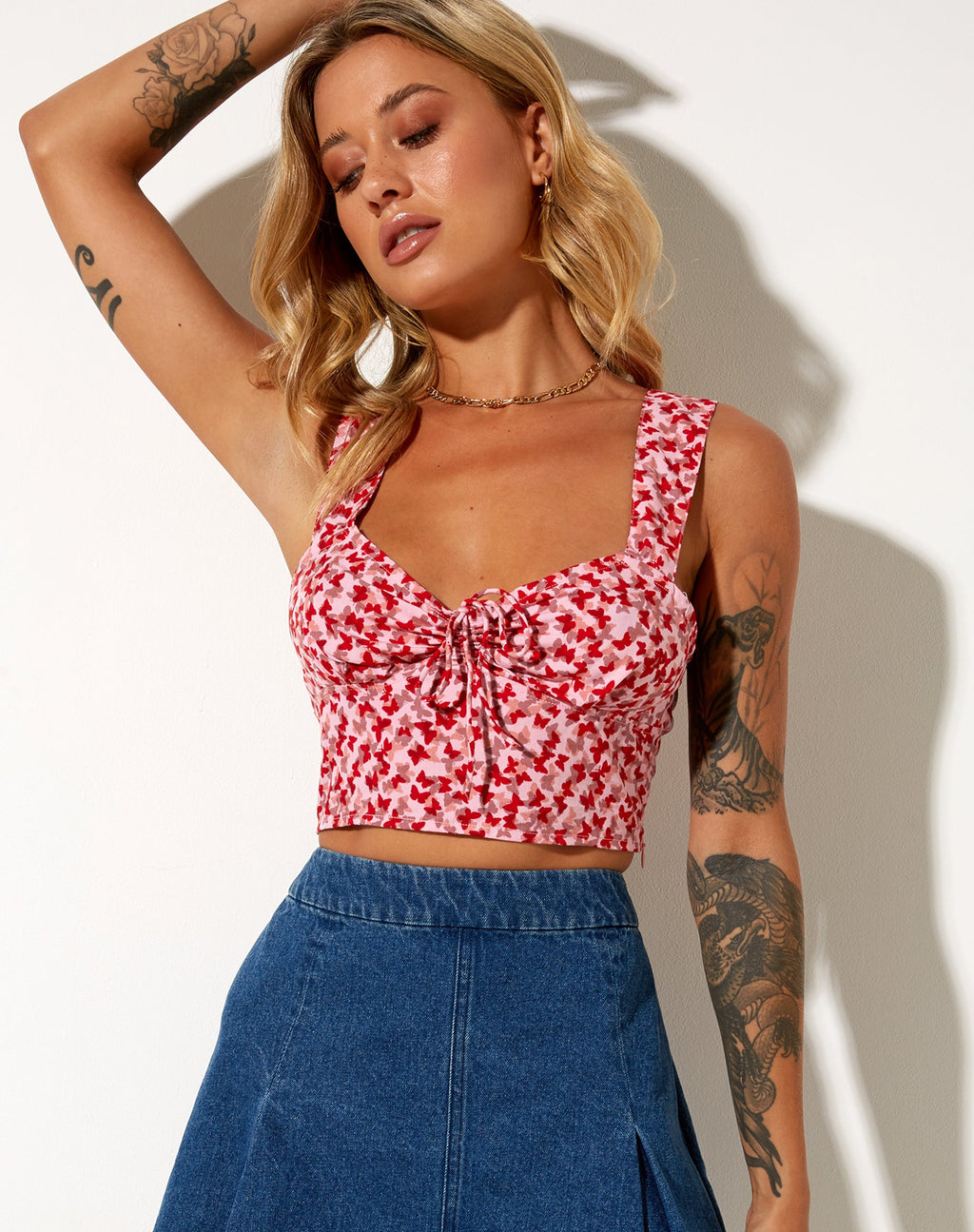 Ridis Vest Crop Top in Ditsy Butterfly Peach en Red