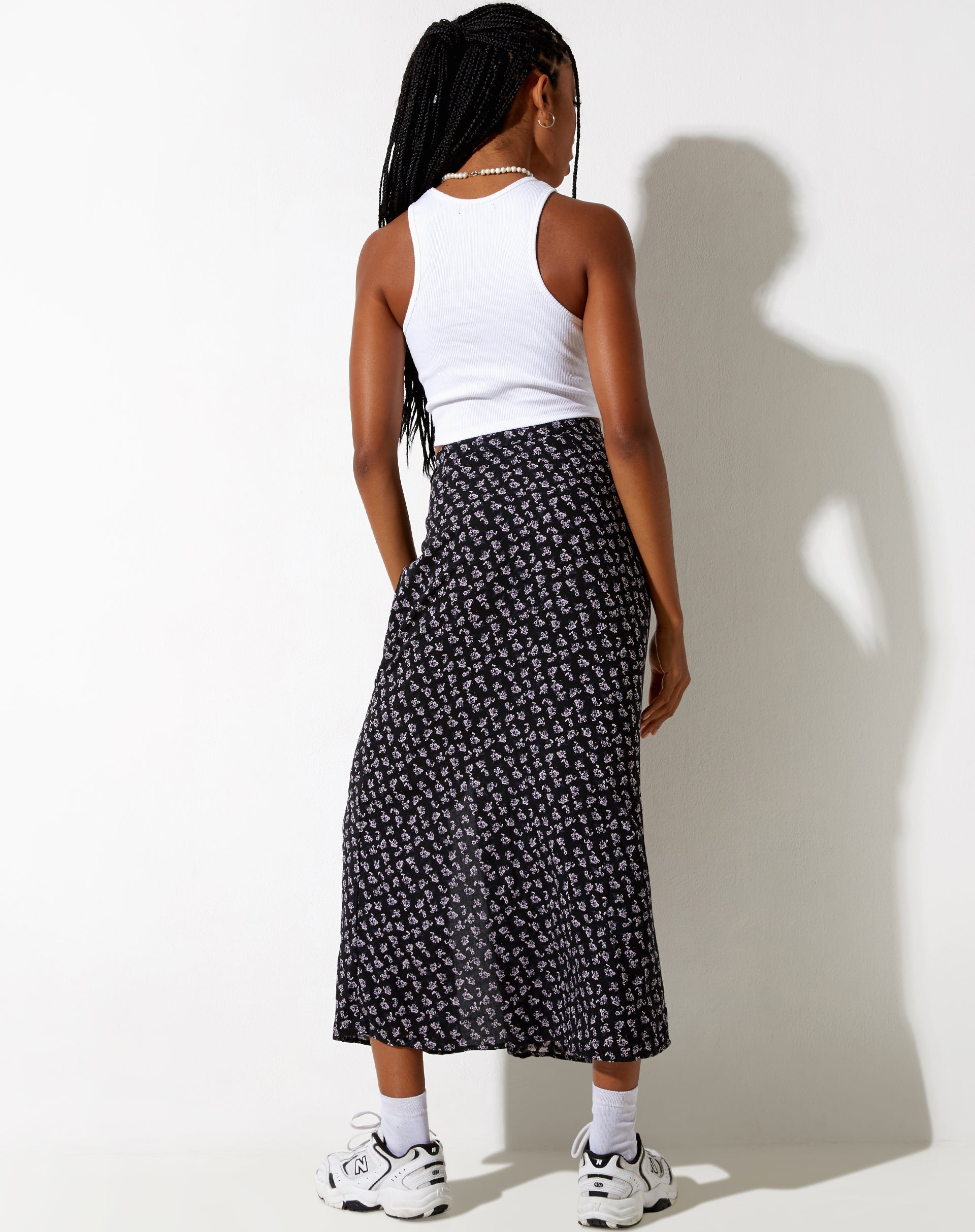 Afbeelding van Rima Midi rok in Dark Base Floral Zwart