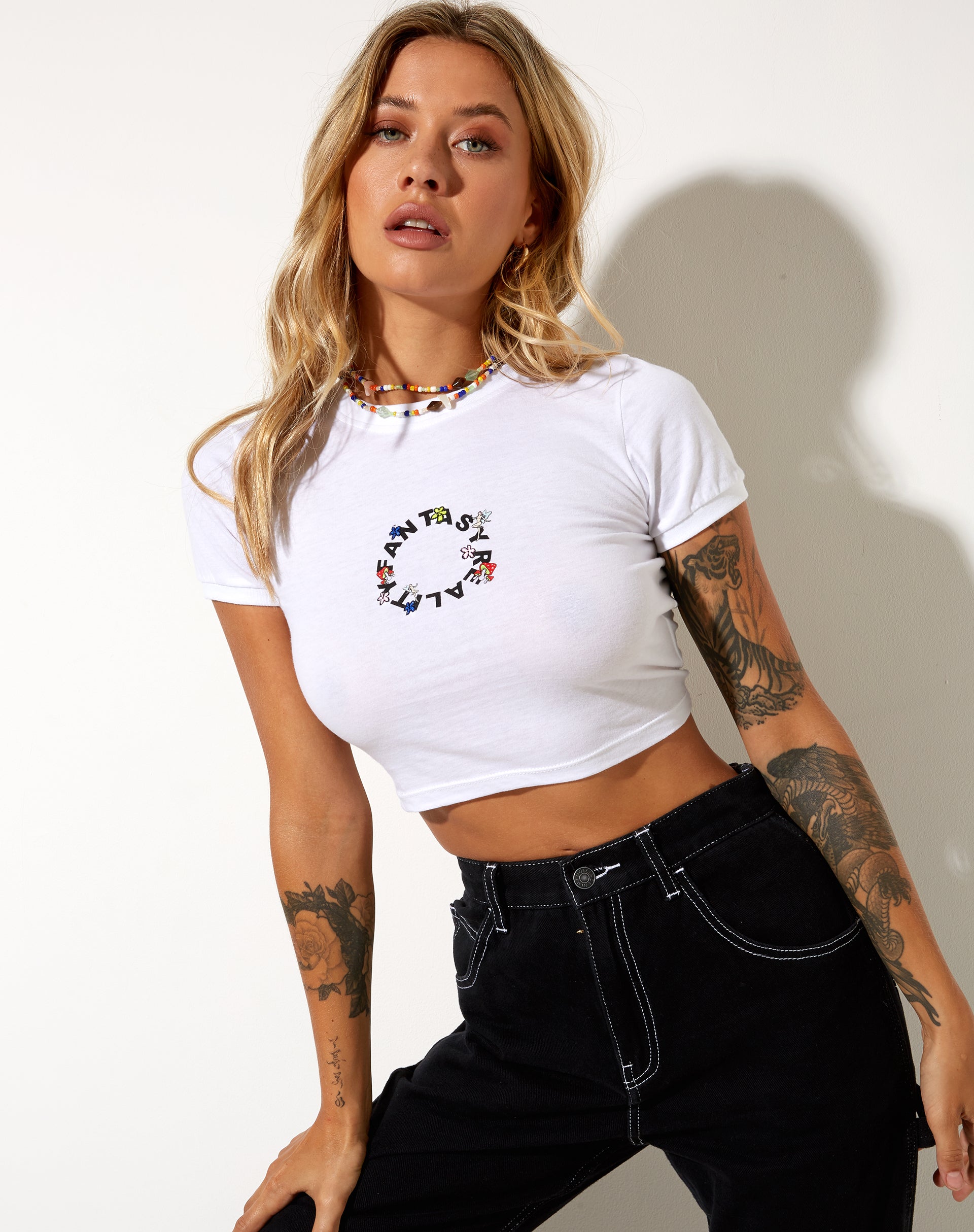 Afbeelding van Ringer Tee in White Fantasy Reality Mix Print en Borduring