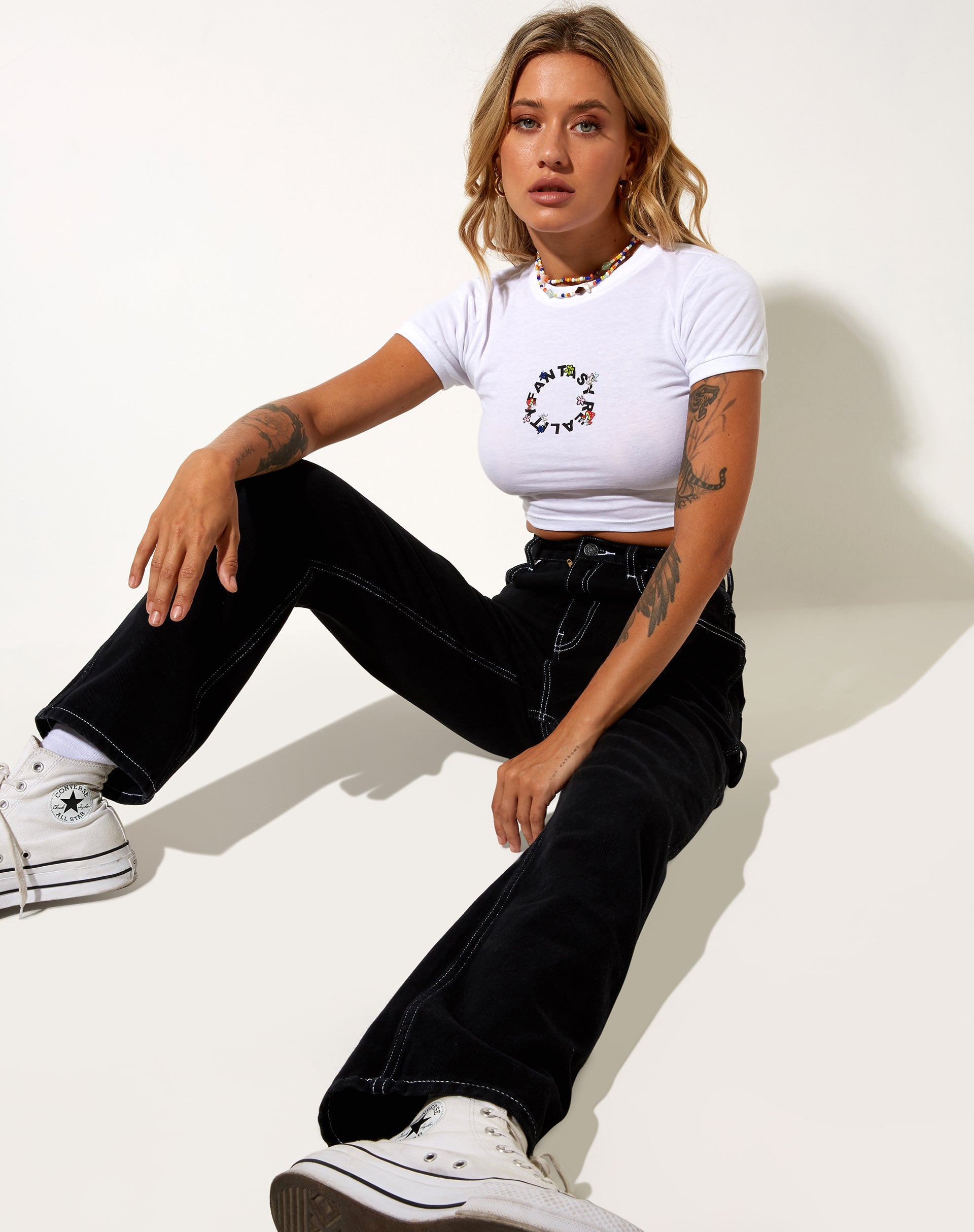 Afbeelding van Ringer Tee in White Fantasy Reality Mix Print en Borduring
