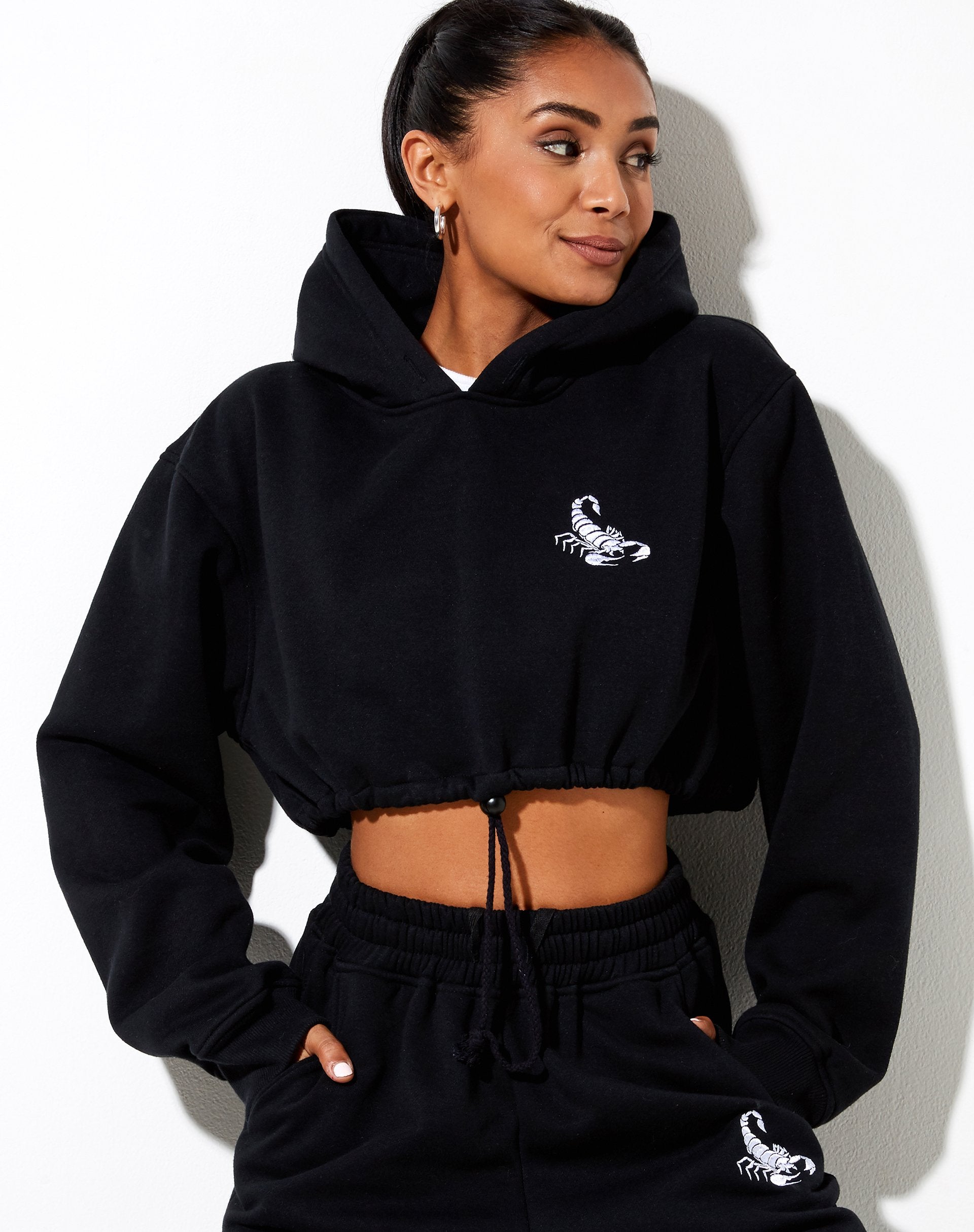Afbeelding van Caden Hoodie in zwart met schorpioen in wit borduursel