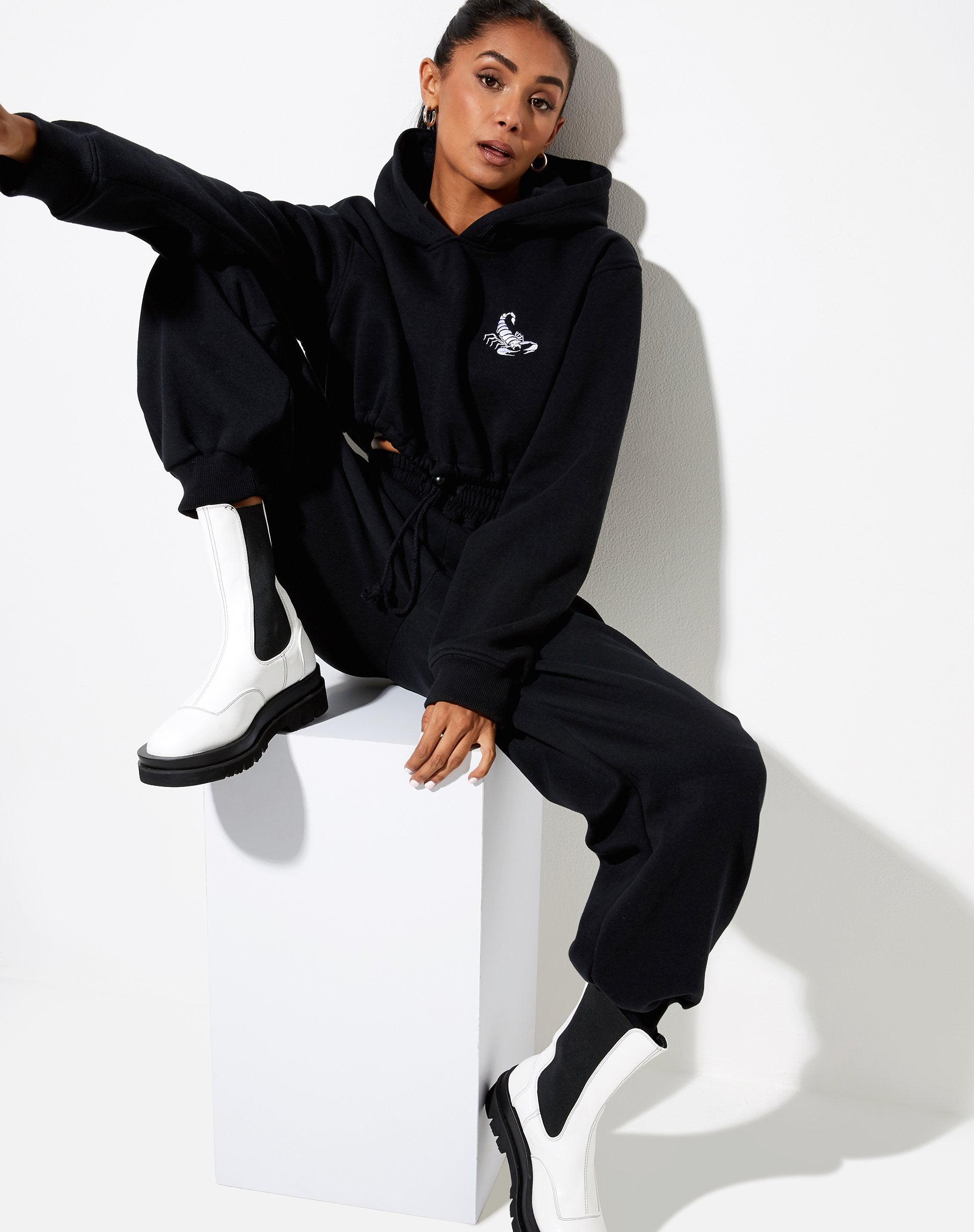 Afbeelding van Caden Hoodie in zwart met schorpioen in wit borduursel