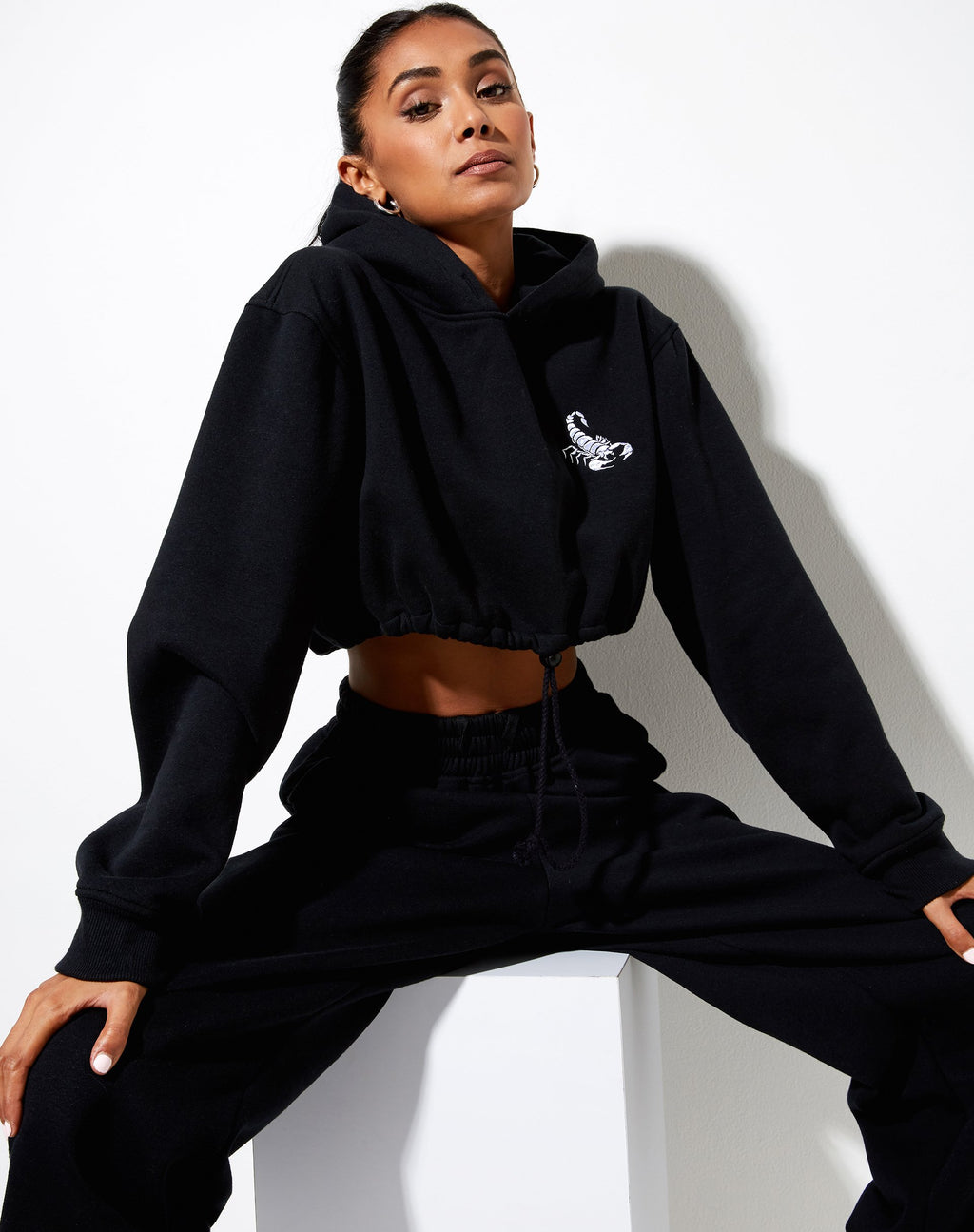 Caden Hoodie in zwart met schorpioen in wit borduursel