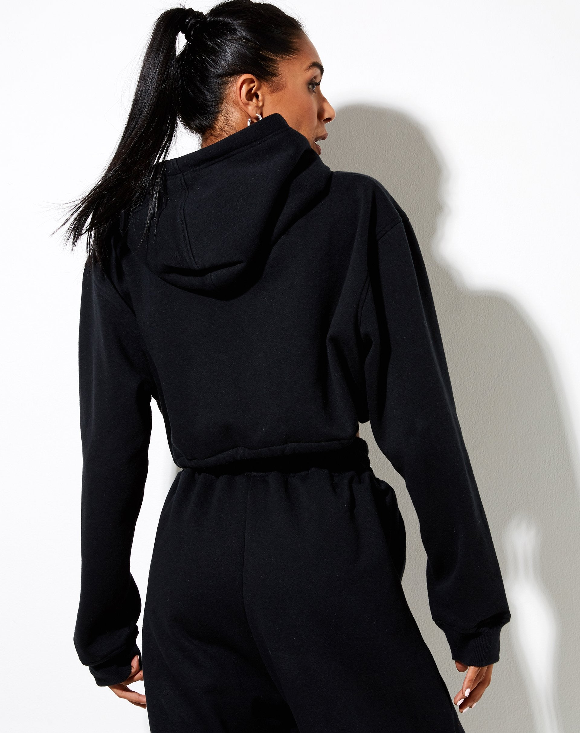 Afbeelding van Caden Hoodie in zwart met schorpioen in wit borduursel