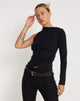 Afbeelding van Roonhi One Shoulder Top met lange mouwen in zwart