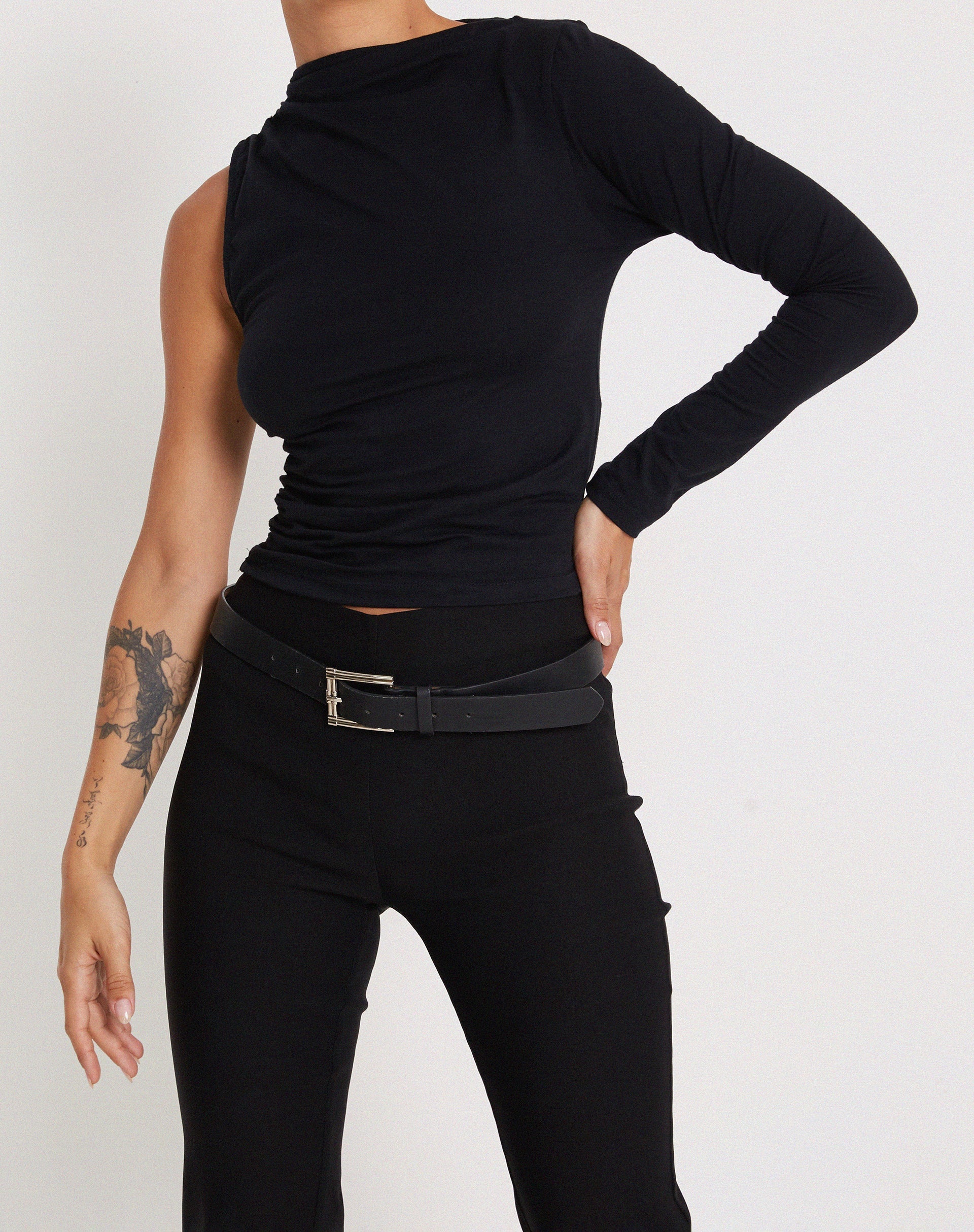 Afbeelding van Roonhi One Shoulder Top met lange mouwen in zwart