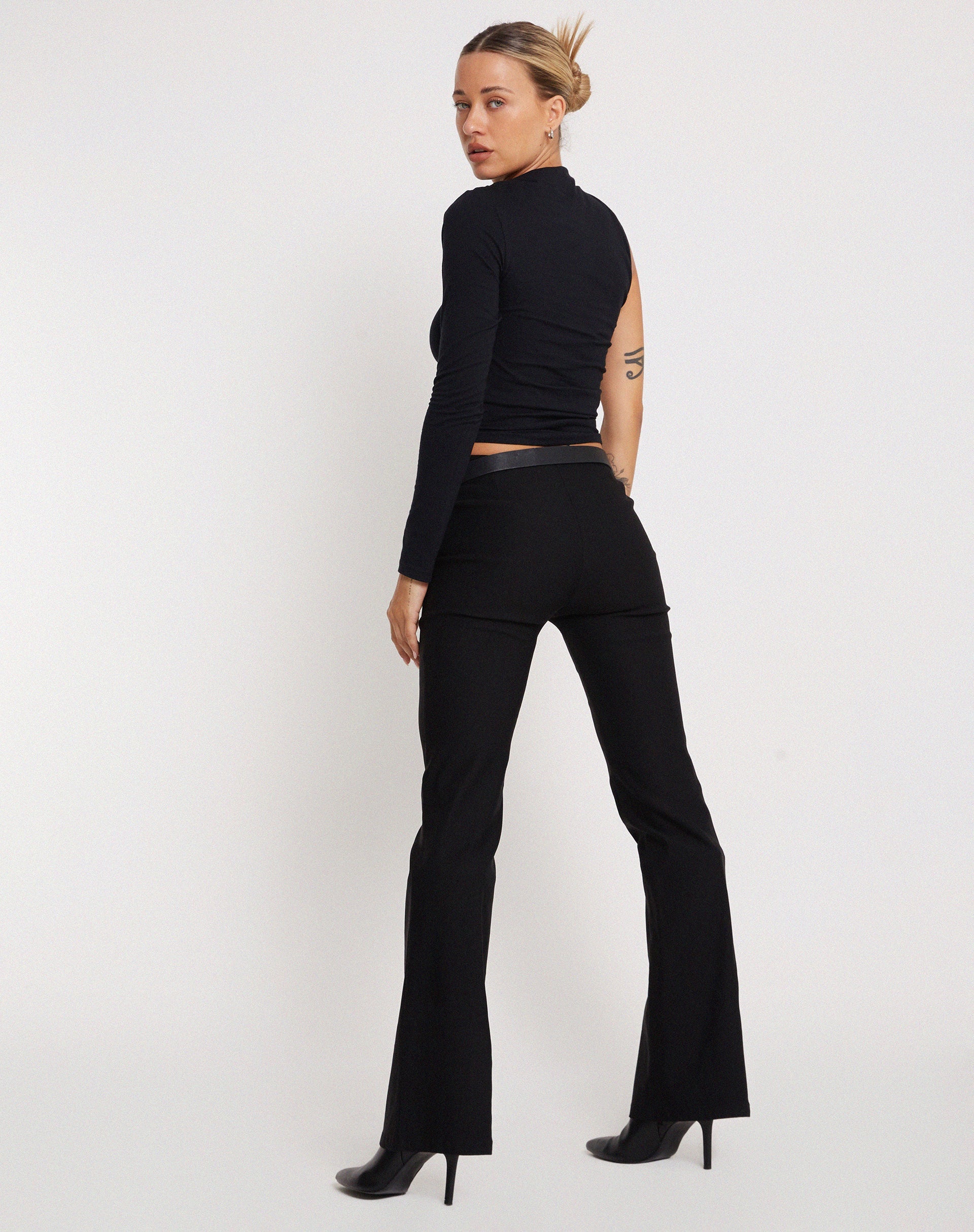 Afbeelding van Roonhi One Shoulder Top met lange mouwen in zwart