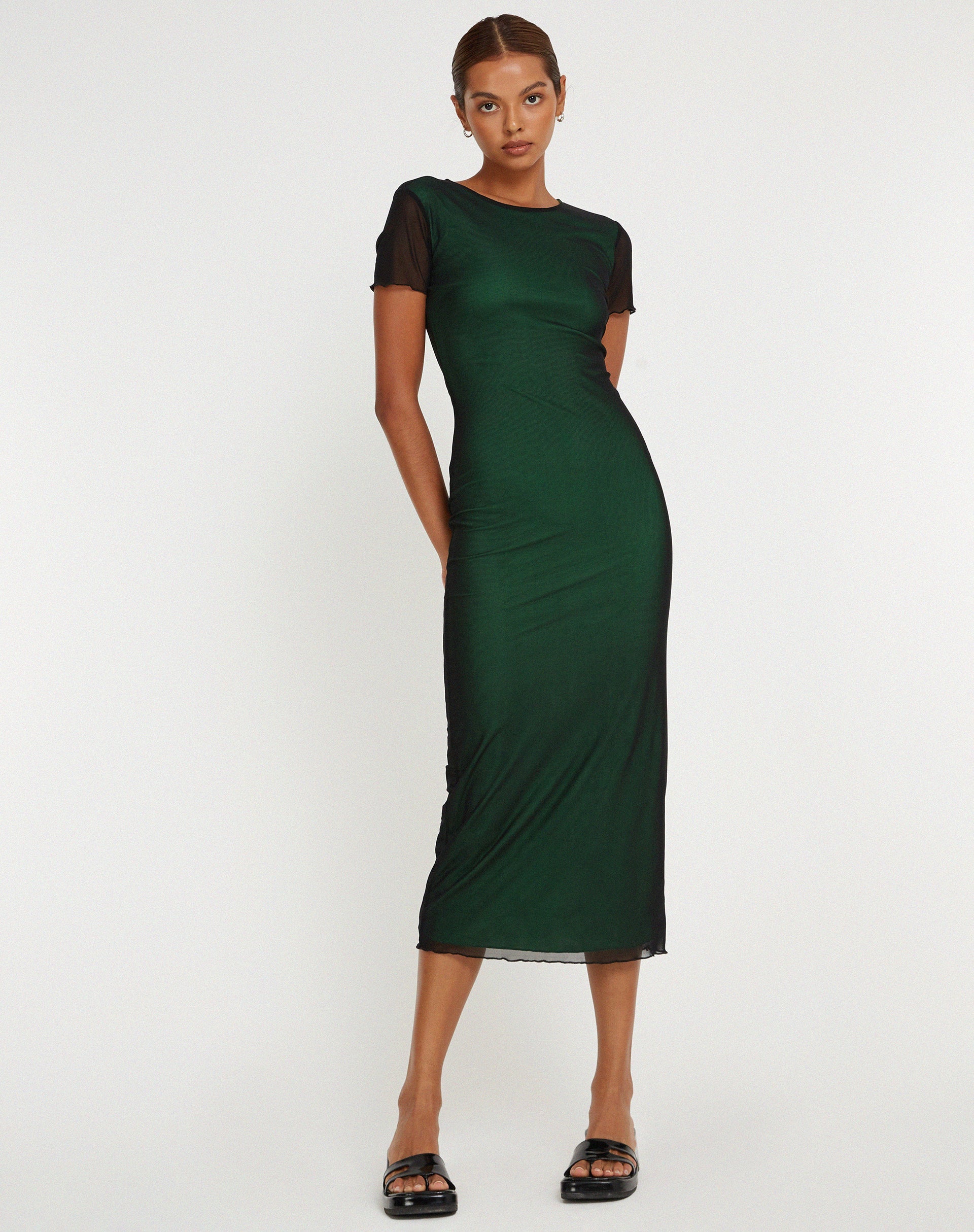 Afbeelding van Roska Midi Dress in Zwart met levendige groene voering