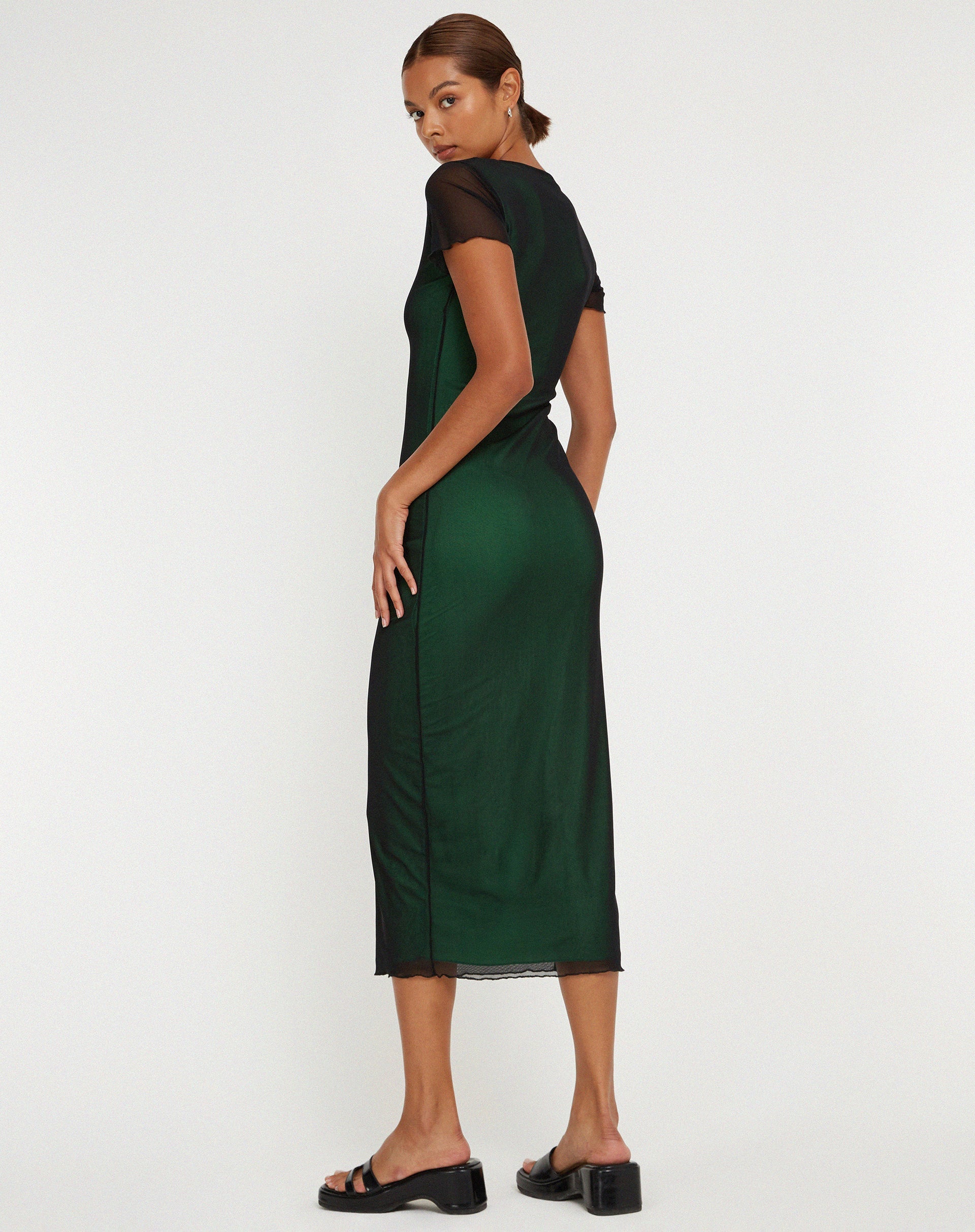 Afbeelding van Roska Midi Dress in Zwart met levendige groene voering