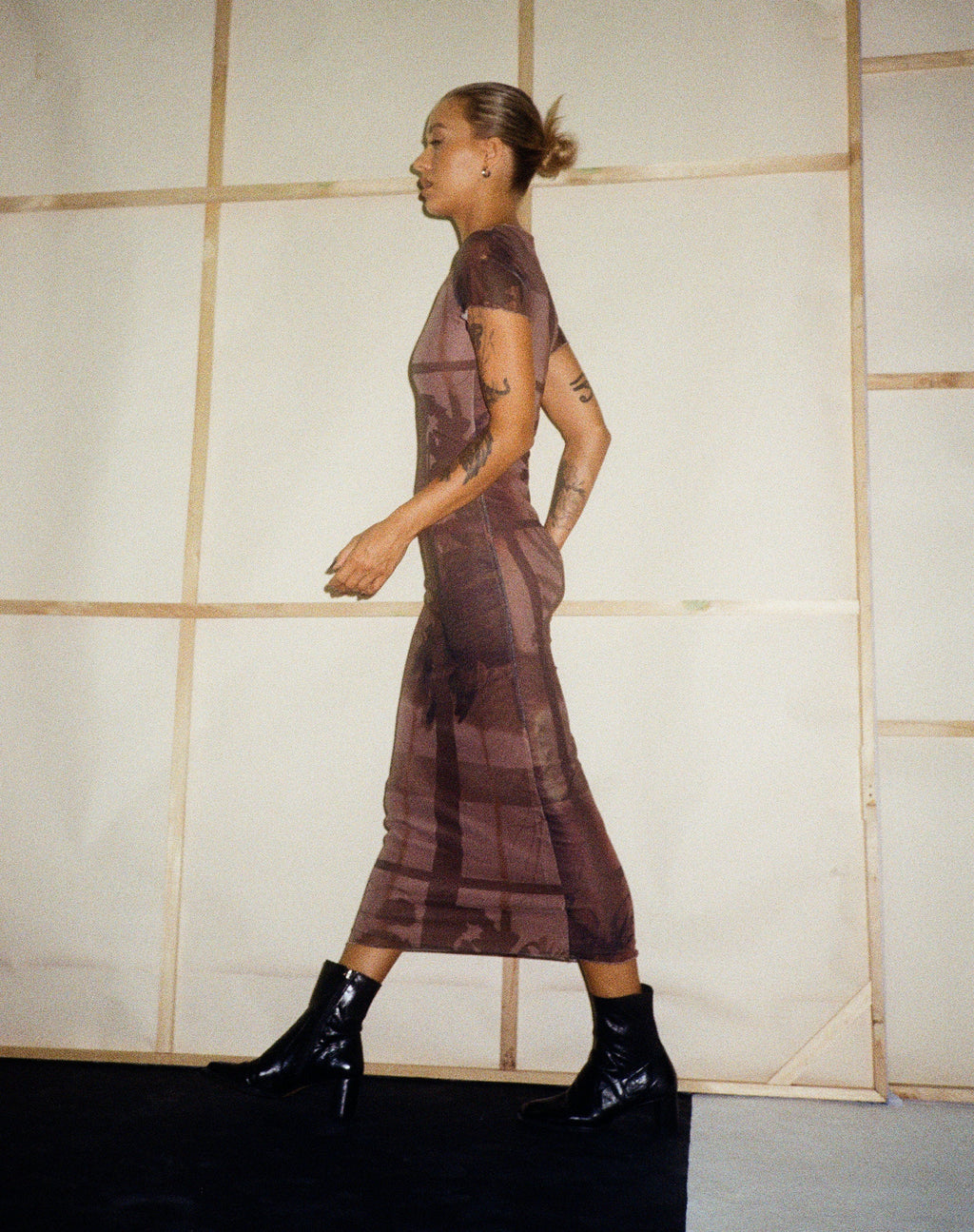 Roska Midi Dress in Foto Bruin