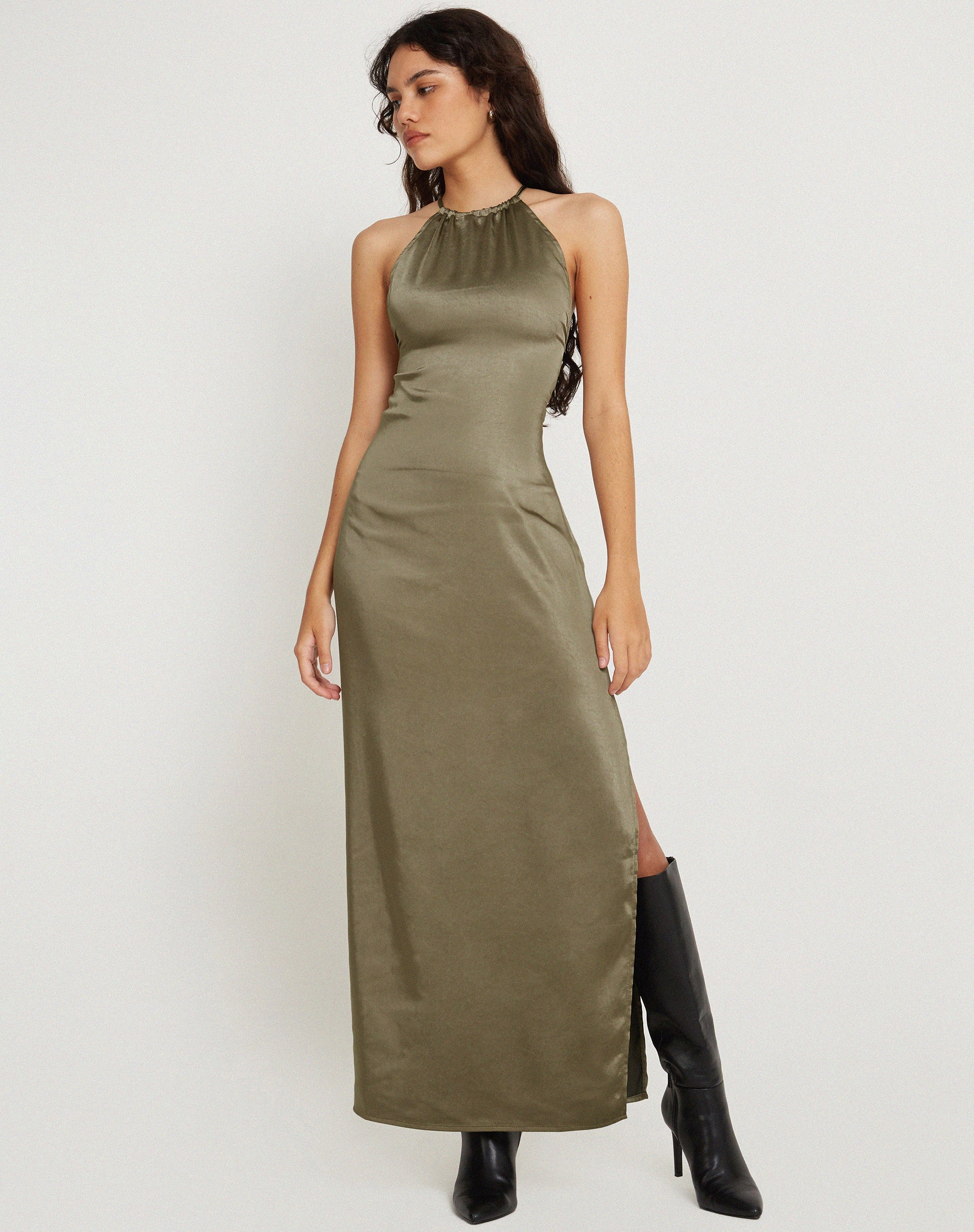Afbeelding van Salazar Halter Hals Maxi Dress in Satijn Donker Olijf