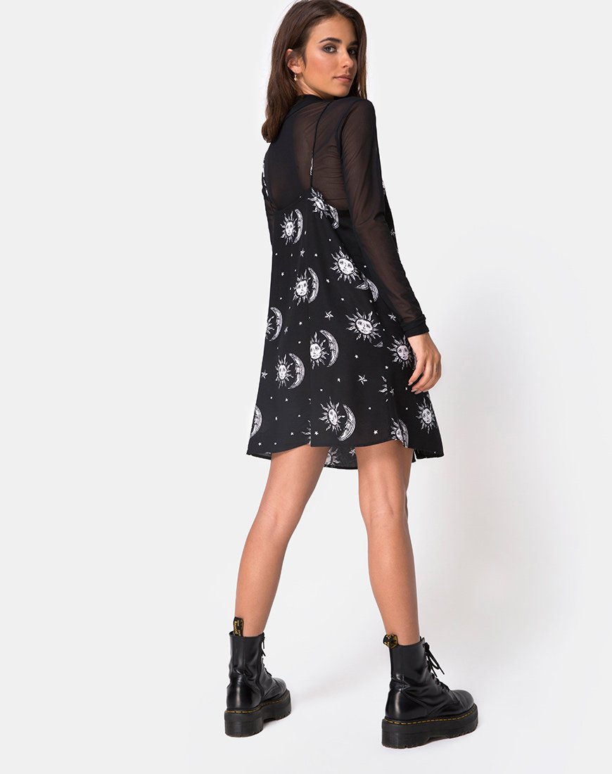 Afbeelding van Sanna Slip Dress in Sun Moon Stars BW