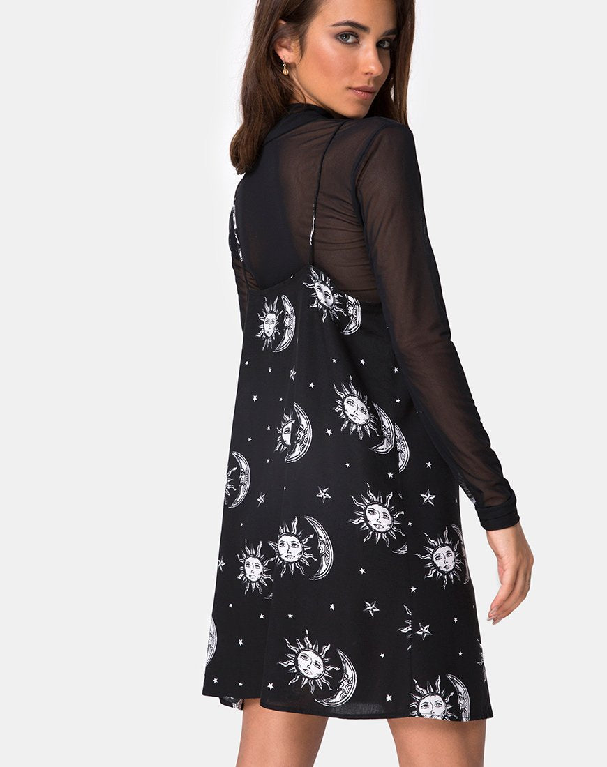 Afbeelding van Sanna Slip Dress in Sun Moon Stars BW