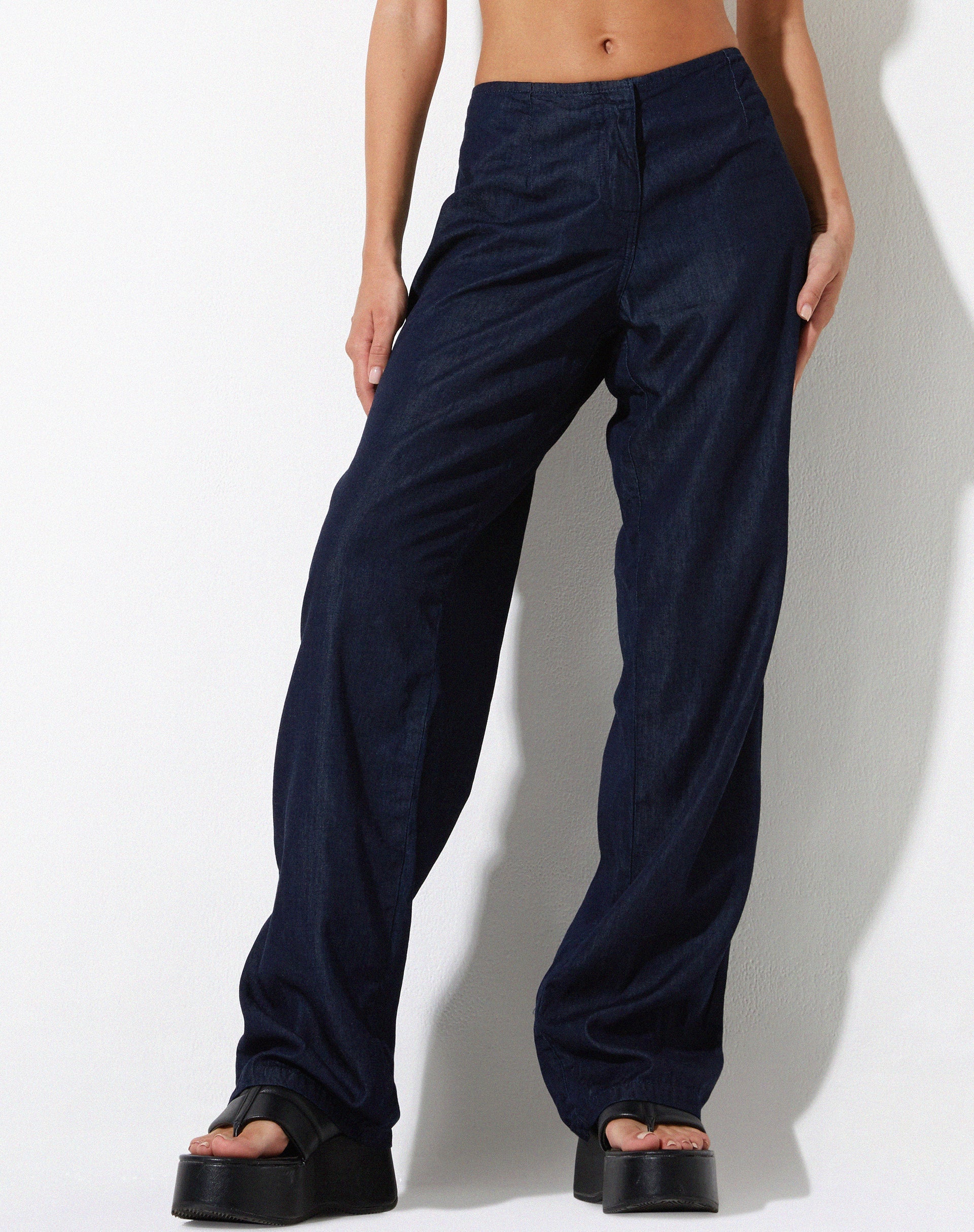 beeld van Sedna broek met wijde pijpen in denimblauw chambray