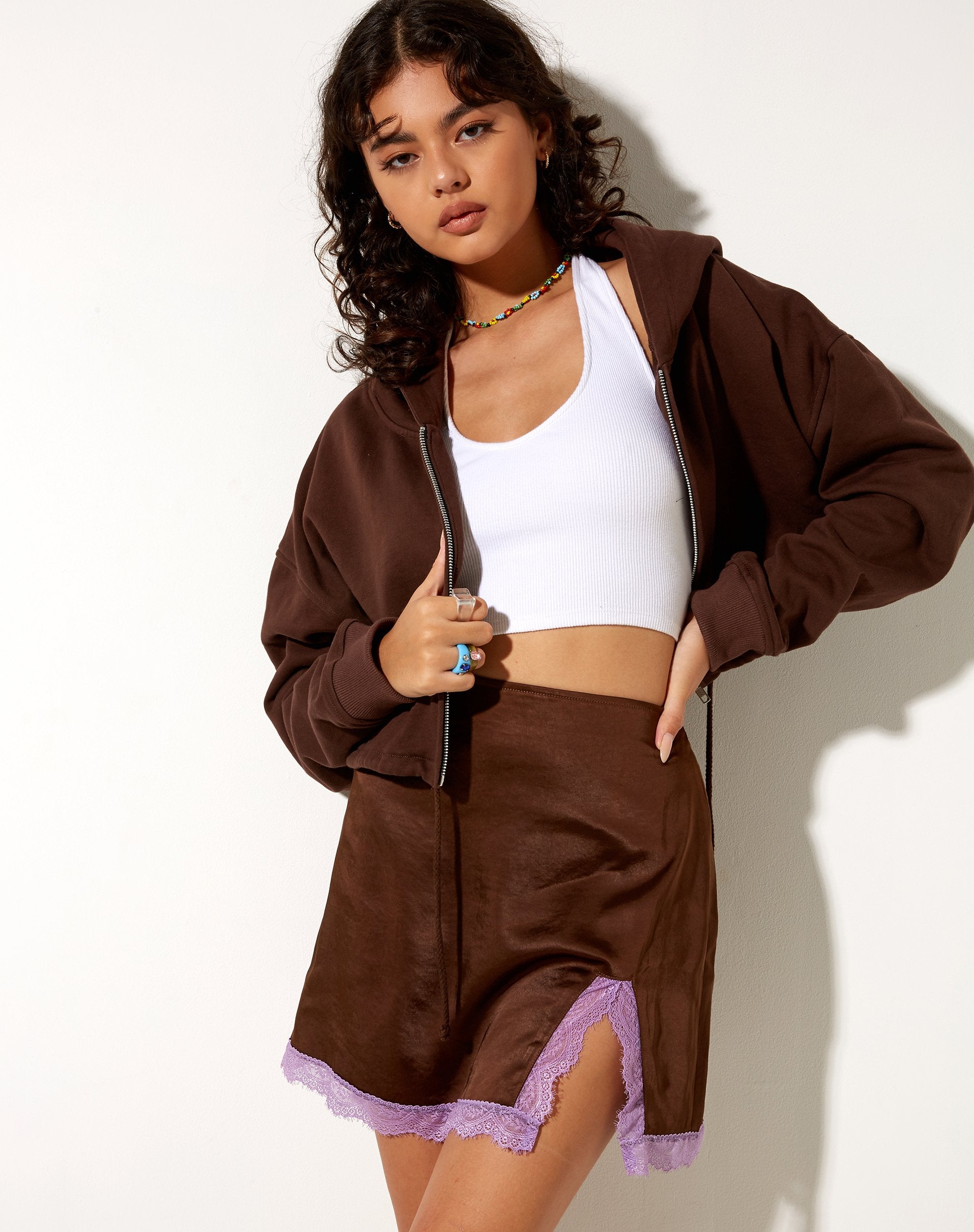 Afbeelding van Shaena minirok in Satijn Chocolade met Violet Kant