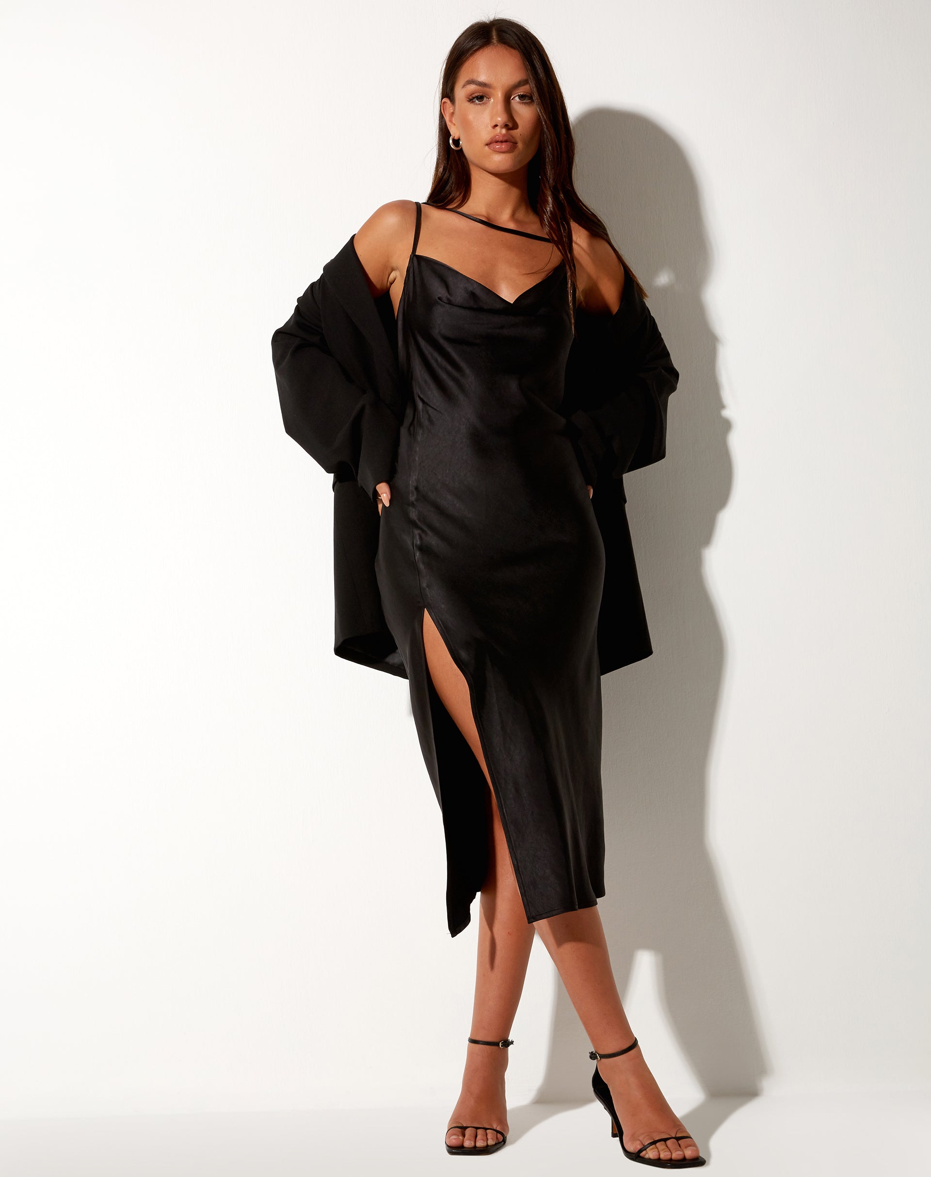 Afbeelding van Shantique Midi Dress in Satijn Zwart