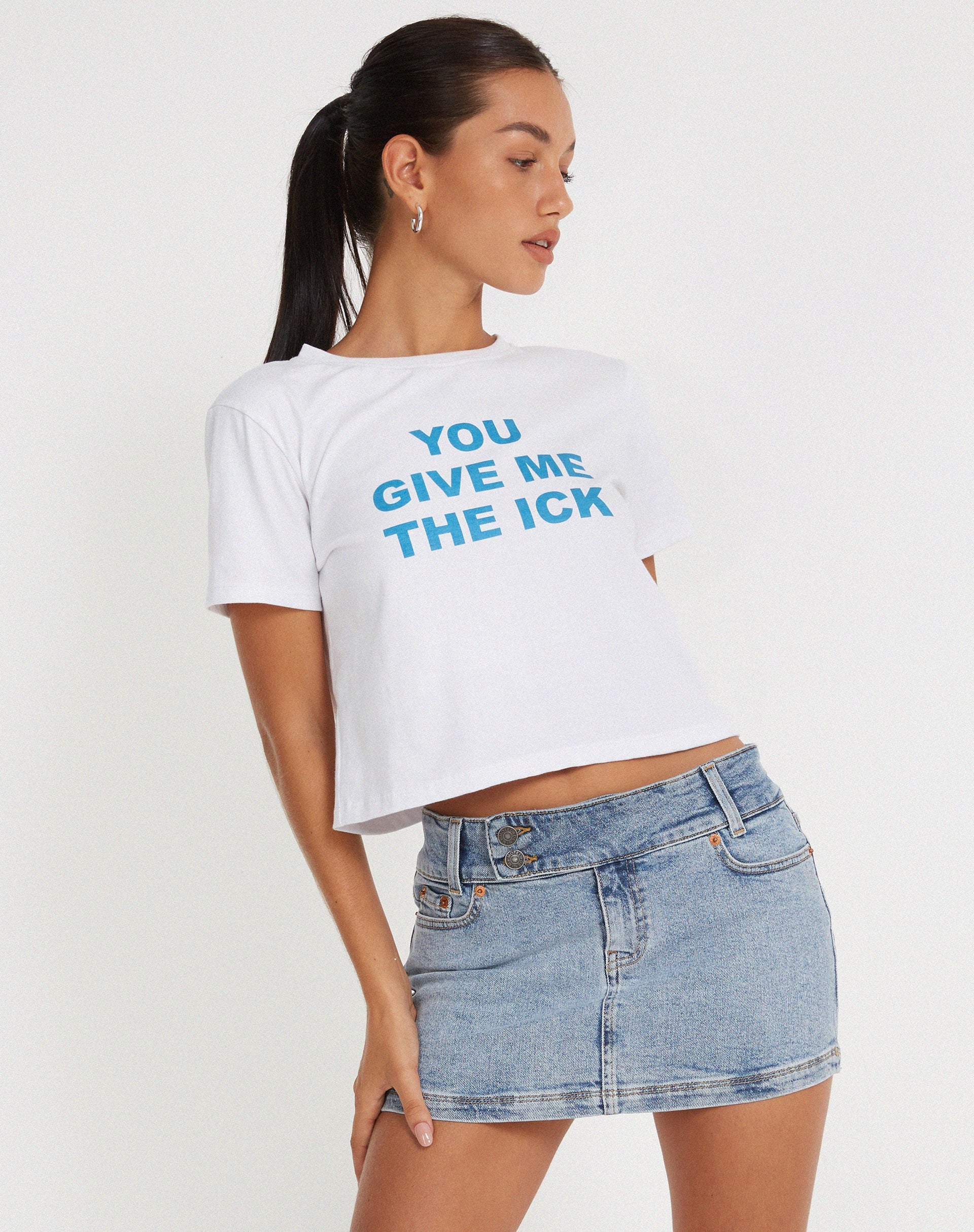 Afbeelding van Shrunk Tee in White You Give Me The Ick