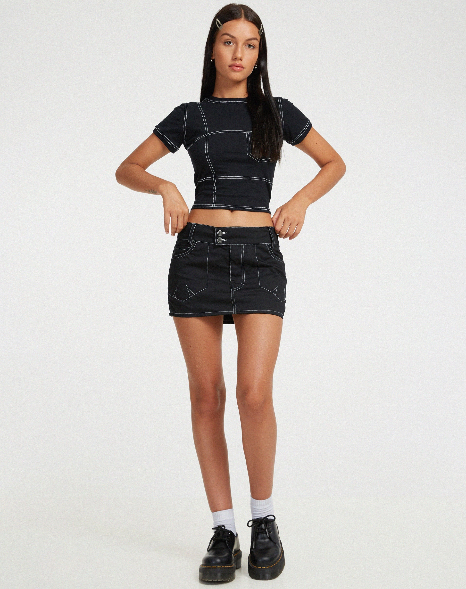 Afbeelding van Shyla Cropped Tee in Zwart met Witte Stiksels