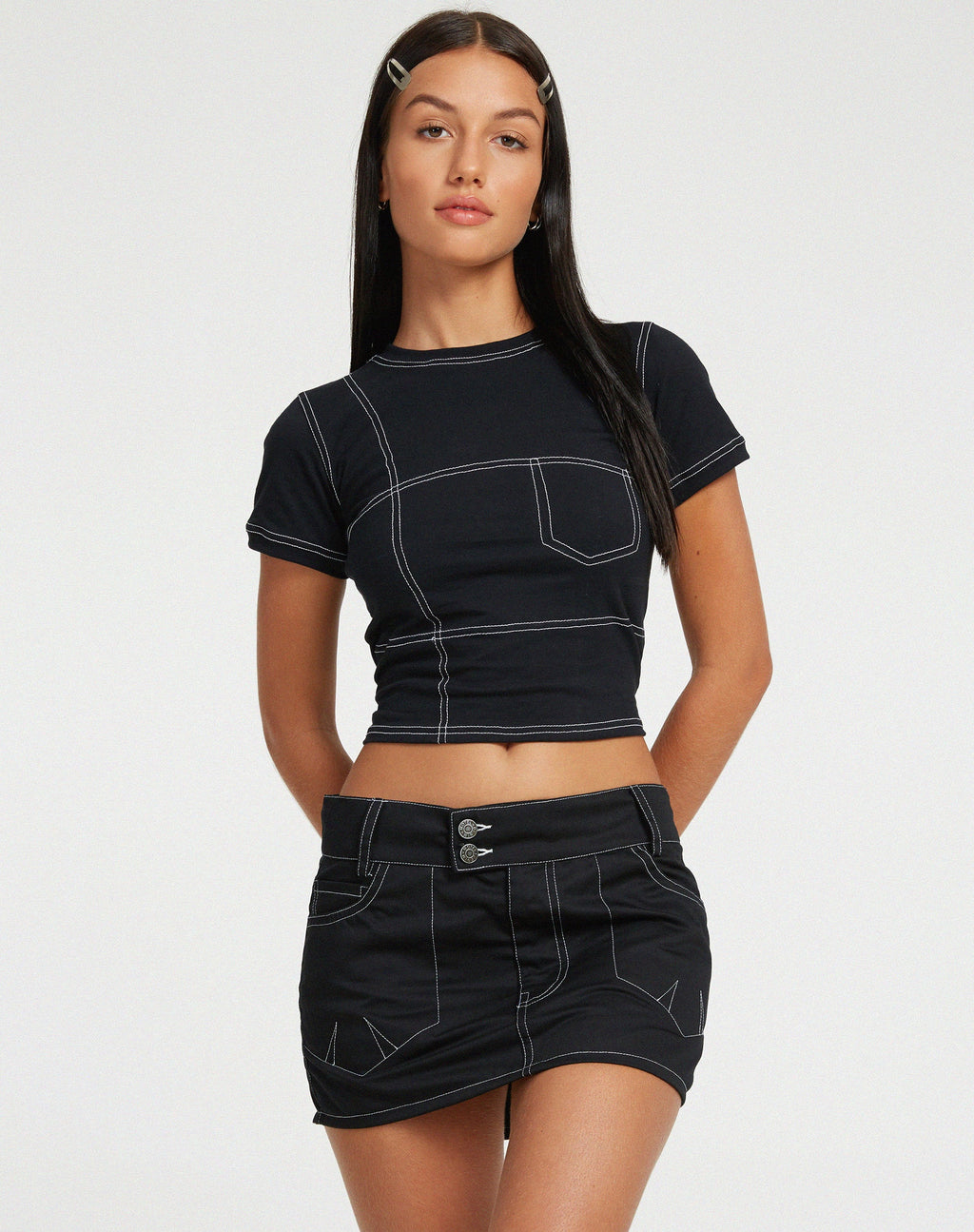 Shyla Cropped Tee in zwart met witte stiksels