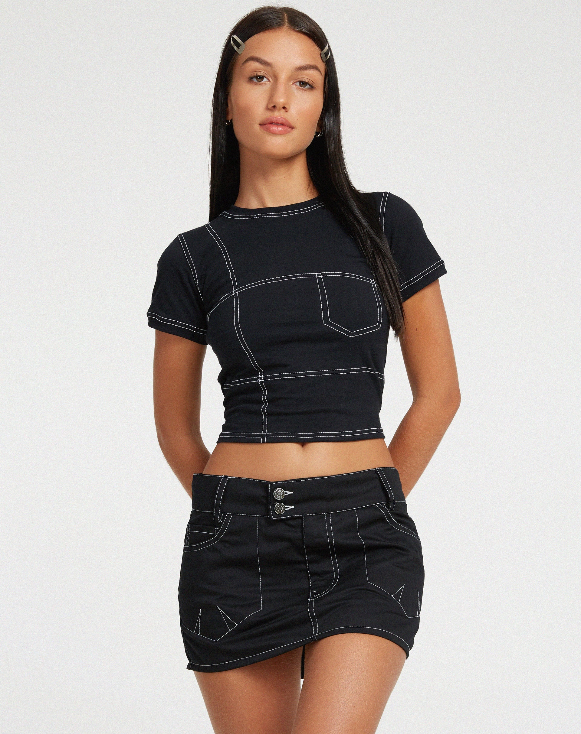 Afbeelding van Shyla Cropped Tee in Zwart met Witte Stiksels