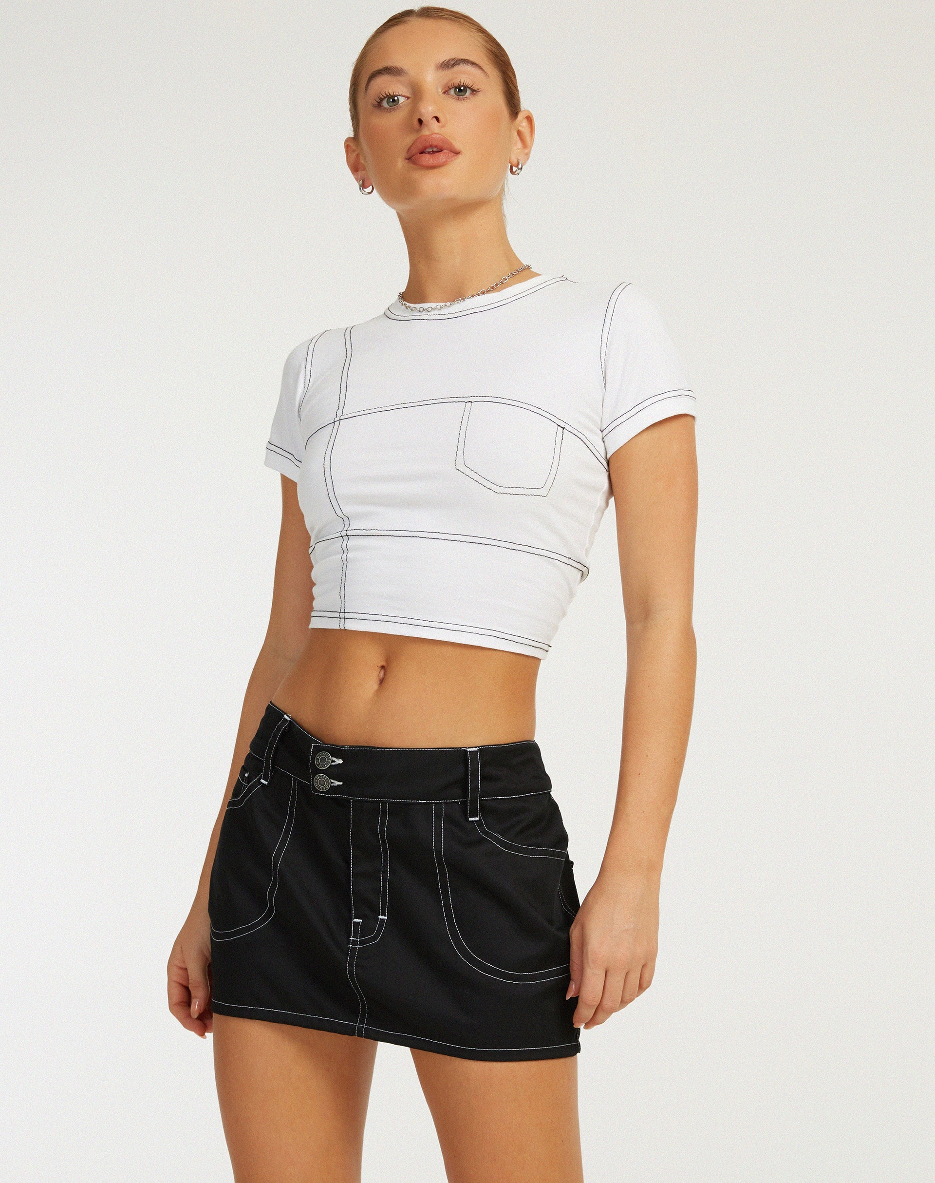 Afbeelding van Shyla Cropped Tee in Wit met Zwarte Stiksels