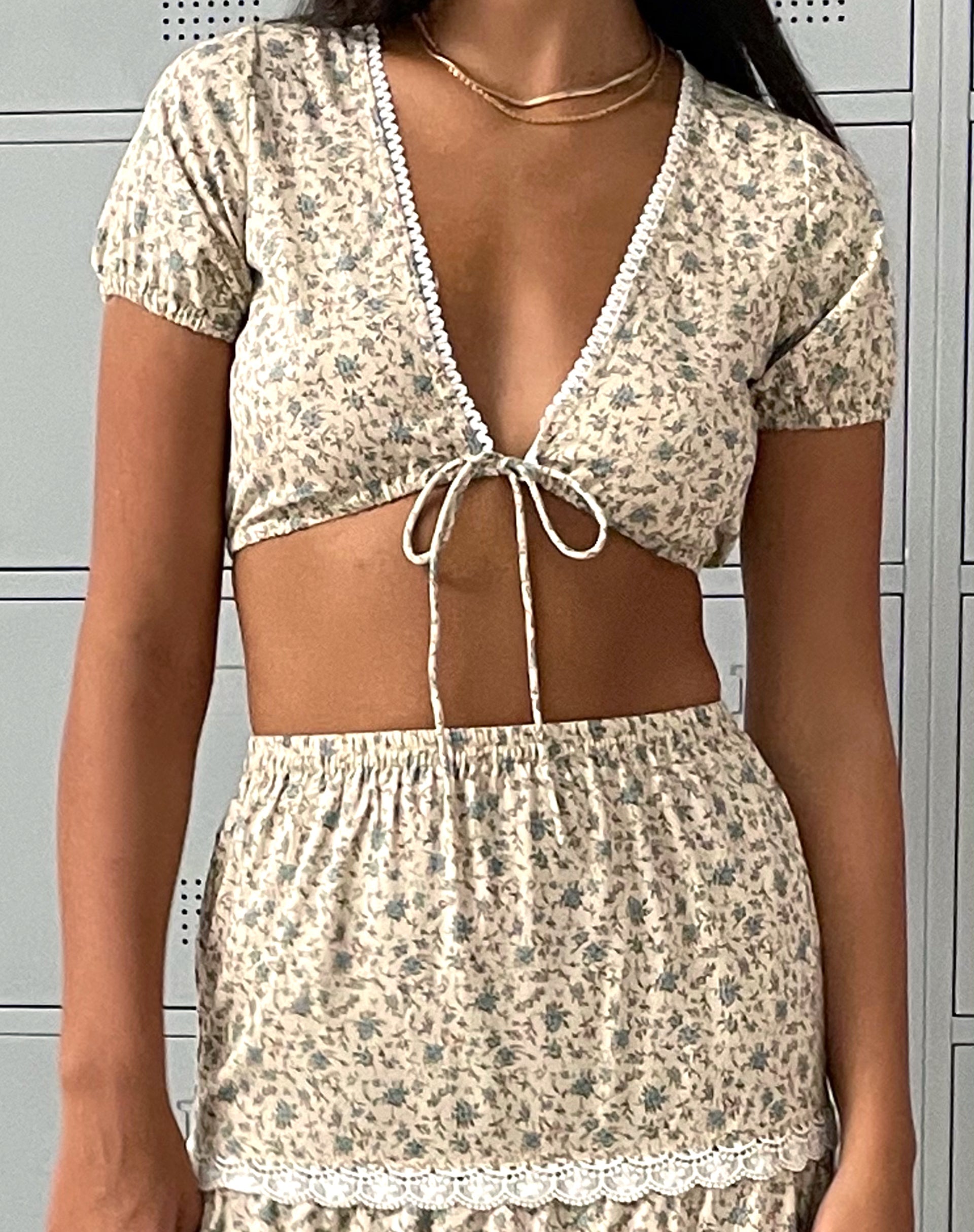 Afbeelding van Skise Knoop Front Crop Top in Antiek Blauw en Ivoor Bloemen