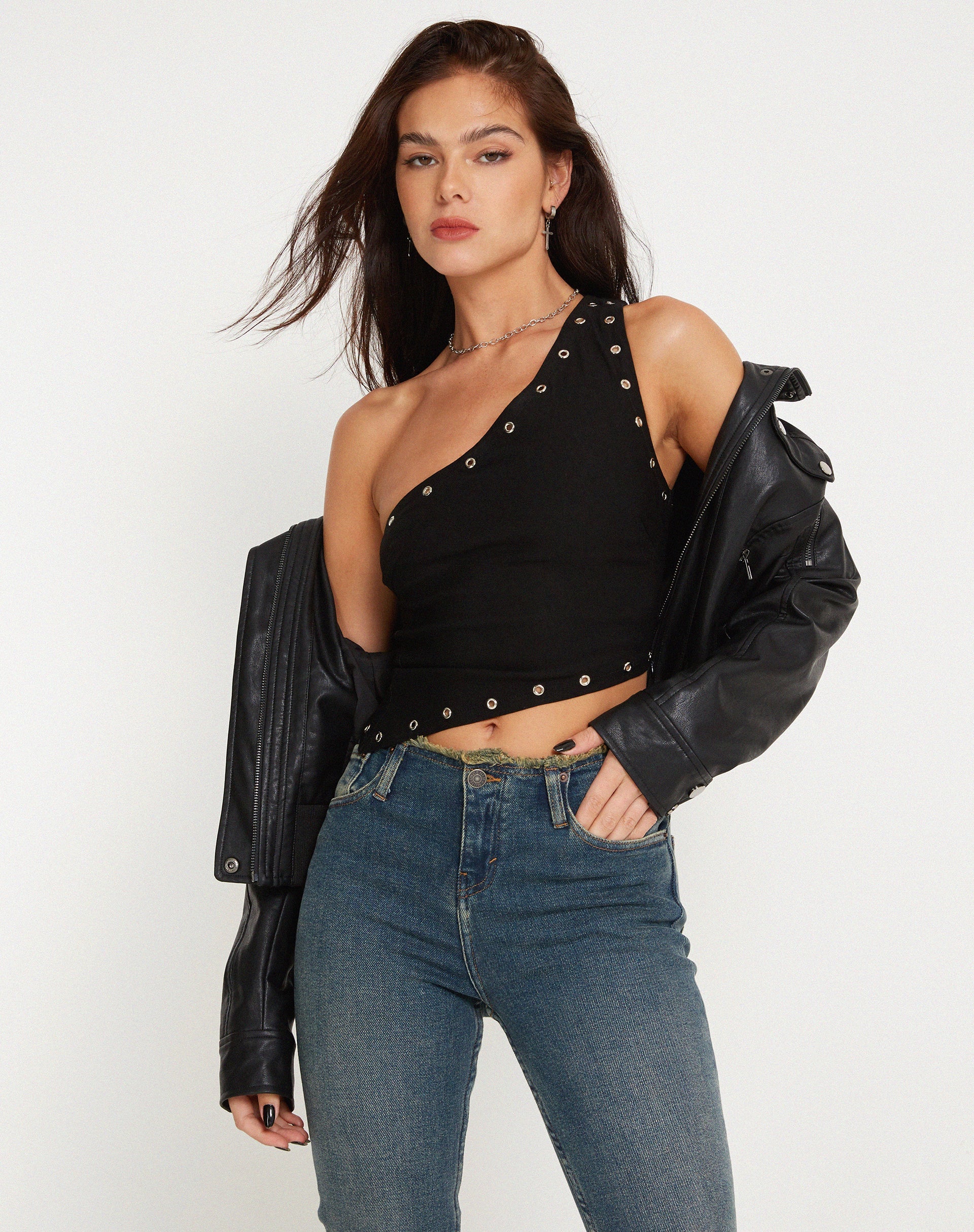 Afbeelding van Soyuna Asymmetrische Crop Top in Zwart met Eyelet