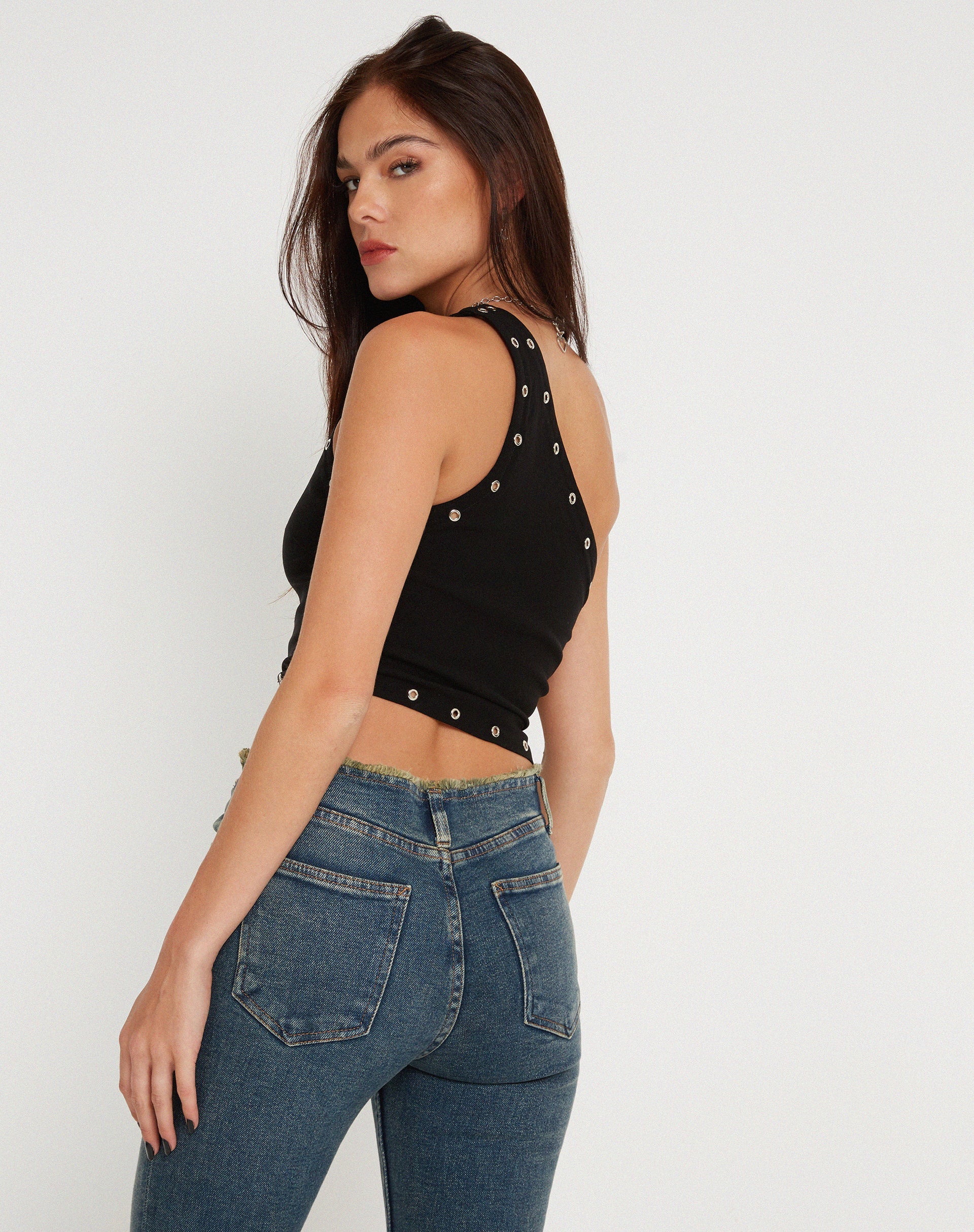 Afbeelding van Soyuna Asymmetrische Crop Top in Zwart met Eyelet