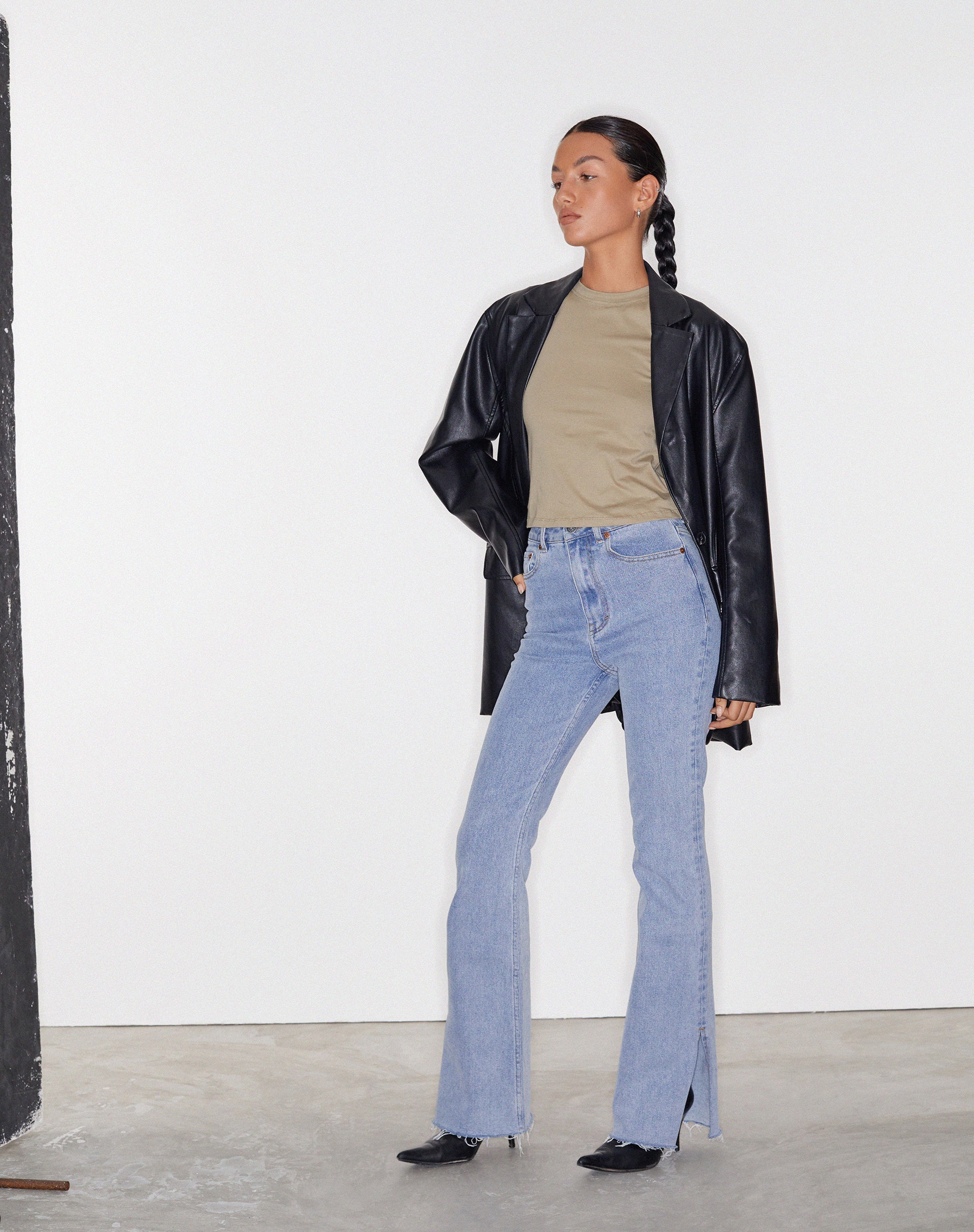 Afbeelding van Split Bootleg Jean in Light Wash