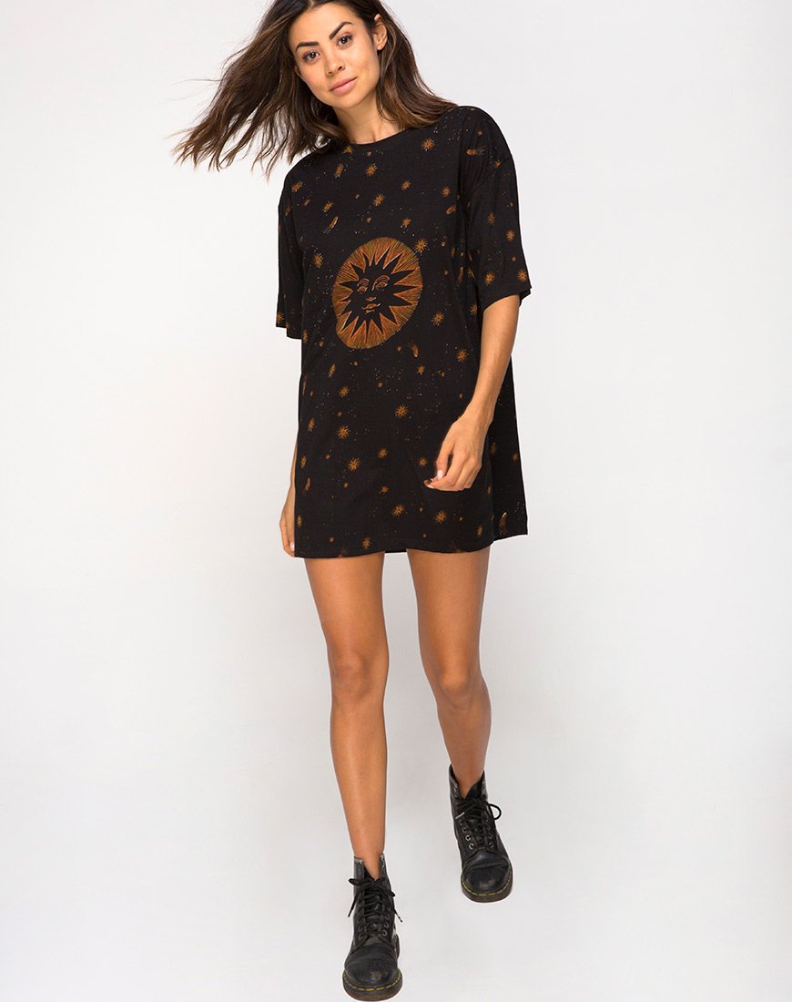 Afbeelding van Sunny Kiss Tee in Celestial Black Plaatsing
