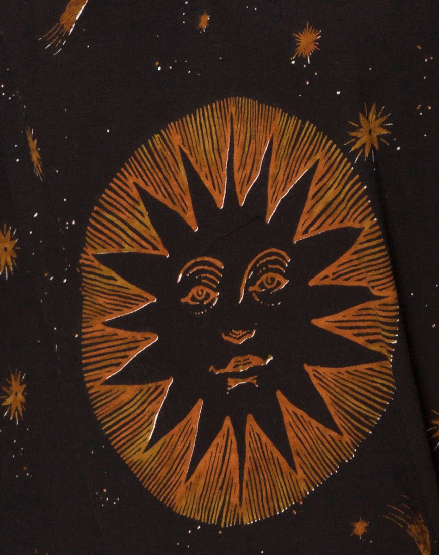 Afbeelding van Sunny Kiss Tee in Celestial Black Plaatsing