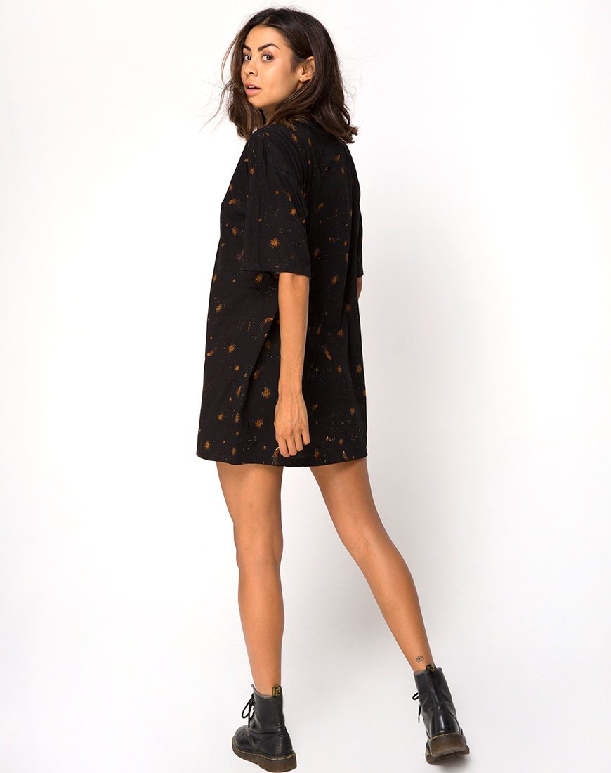 Afbeelding van Sunny Kiss Tee in Celestial Black Plaatsing